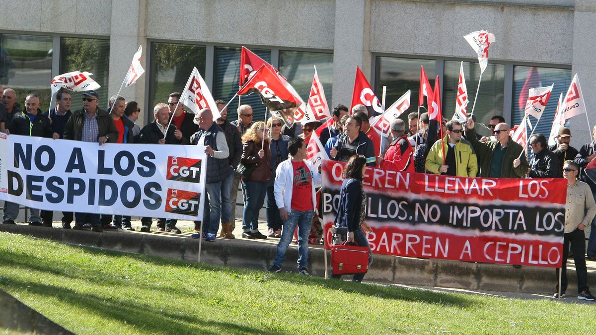 La plantilla de la adjudicataria FCC, del servicio de limpieza, basuras y jardines, en una protesta anterior en el campus universitario de Ponferrada. | CÉSAR SÁNCHEZ (ICAL)