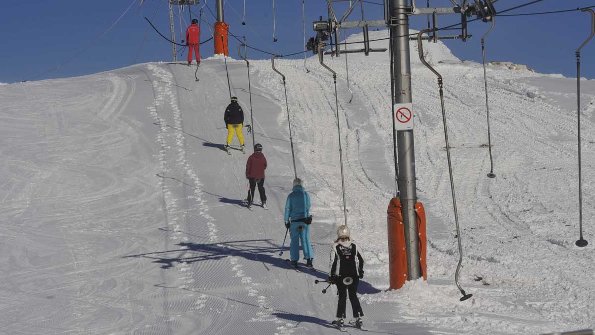Las estaciones de esquí de la provincia recibieron 7.069 visitantes durante el fin de semana. | DANIEL MARTÍN