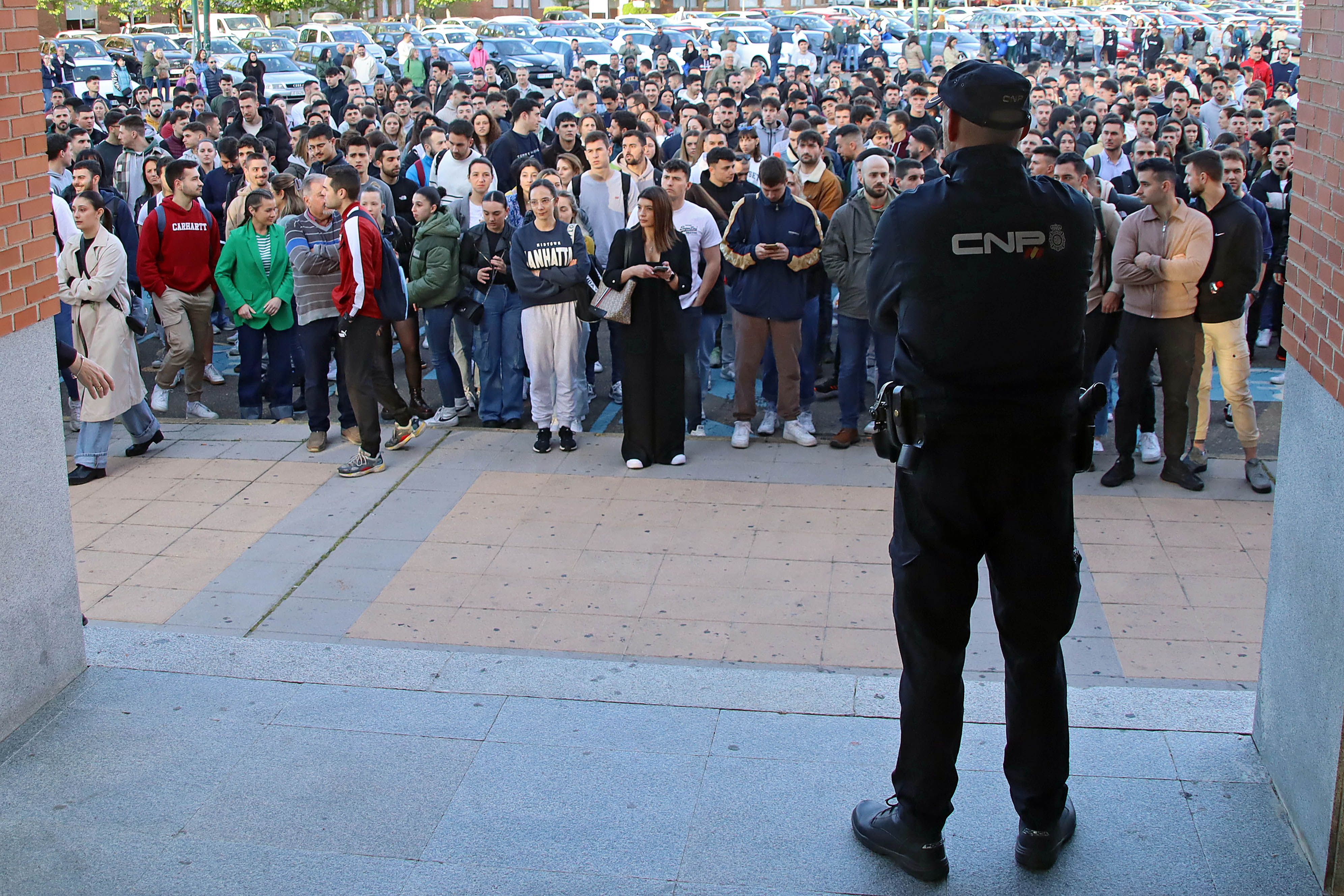 Los aspirantes a ingresar en la Policía Nacional se examinan en la Universidad de León. | PEIO GARCÍA (ICAL)