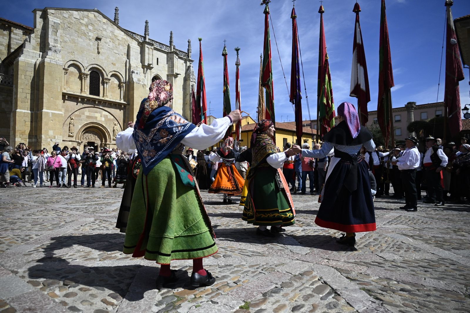 Pendones y bailes tradicionales en la plaza de San Isidoro de León este sábado. | SAÚL ARÉN
