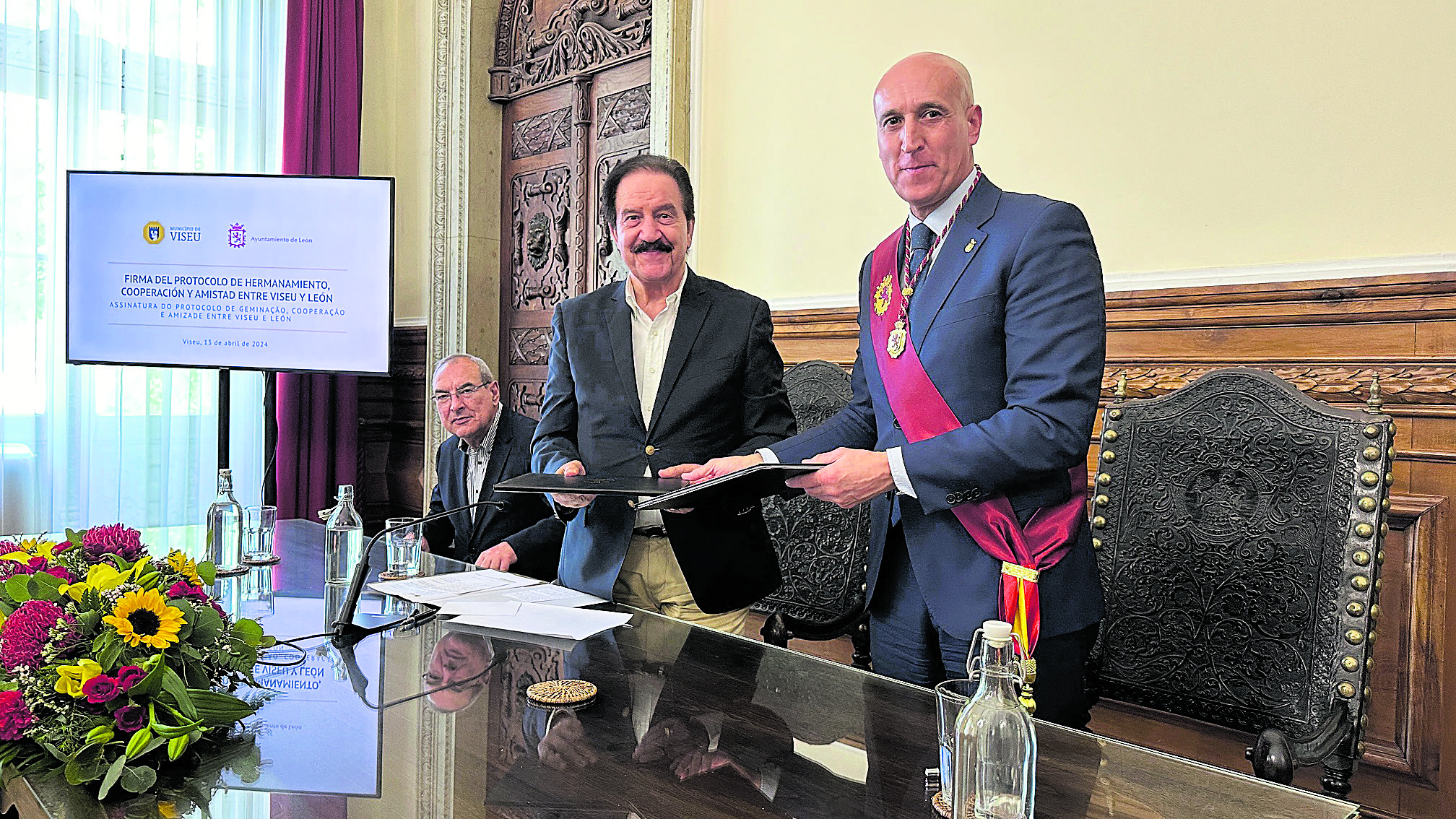 Firma del protocolo de hermanamiento entre León y Visau este sábado en la ciudad portuguesa. | L.N.C.