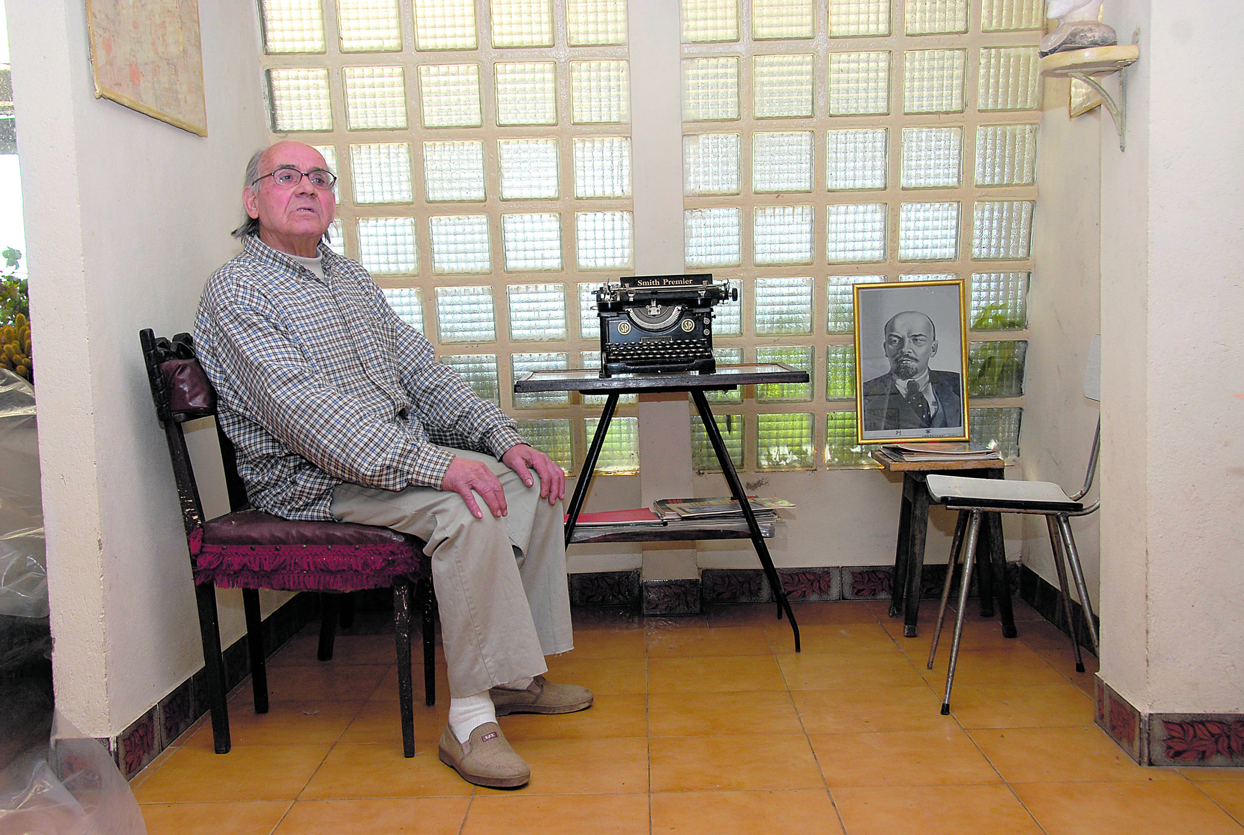 Antonio López-Larín, "un albañil de León", en su casa del barrio de la Inmaculada. | MAURICIO PEÑA