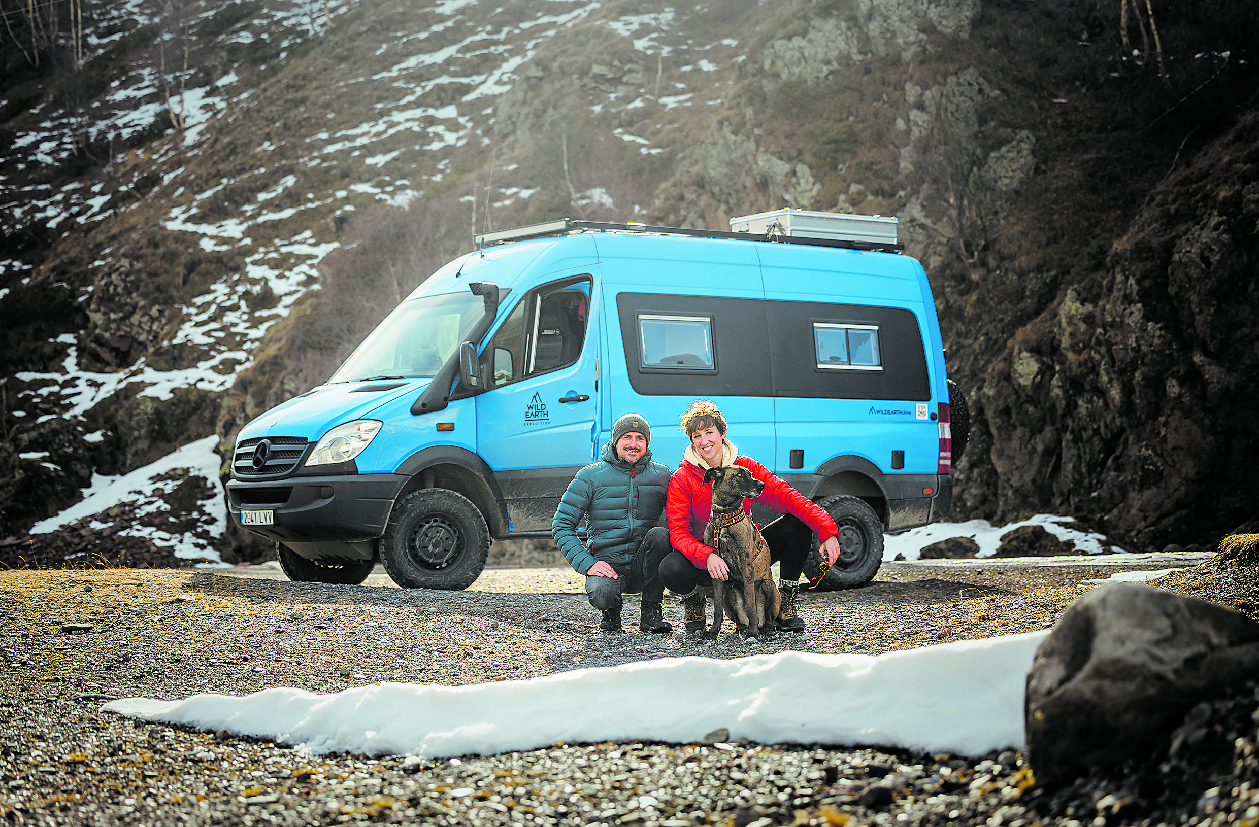 Sierra y Rubén con su perro Casimiro y la furgoneta Camper; es todo lo que necesitan para recorrer mundo; así llevan desde agosto de 2022. | RUBÉN EARTH