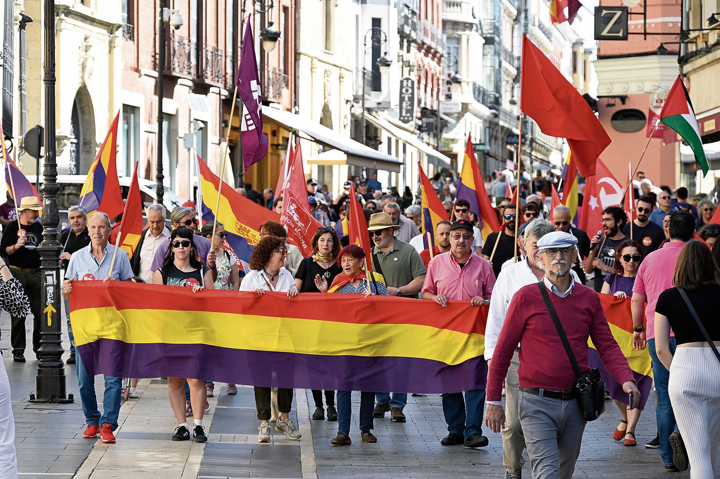 La manifestación partió a las 12 horas desde el Cid y a ella acudieron decenas de participantes. | SAÚL ARÉN