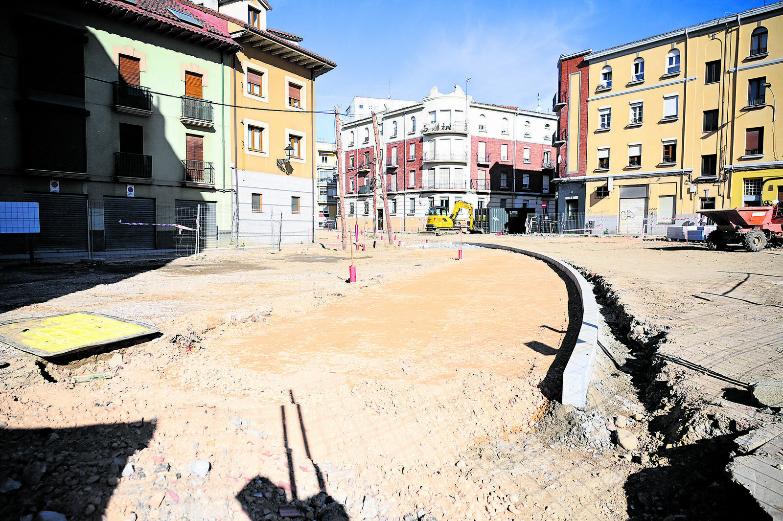 Los operarios ya están colocando los bordillos que delimitarán la ronda interior y las aceras en la zona más próxima a la calle La Palomera. | SAÚL ARÉN