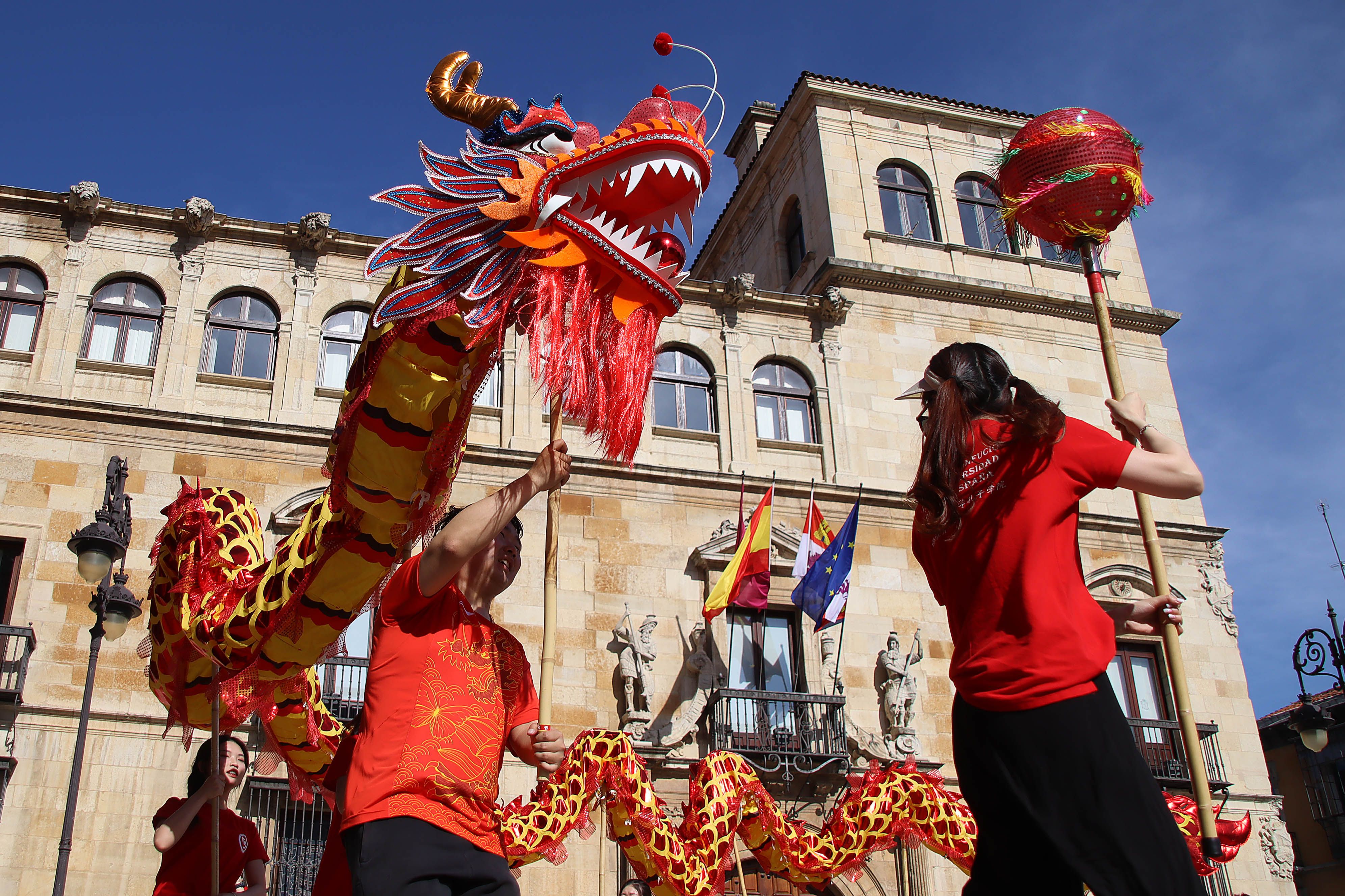 El Instituto Confucio celebra la danza del dragón en la plaza de Botines. | PEIO GARCÍA (ICAL)