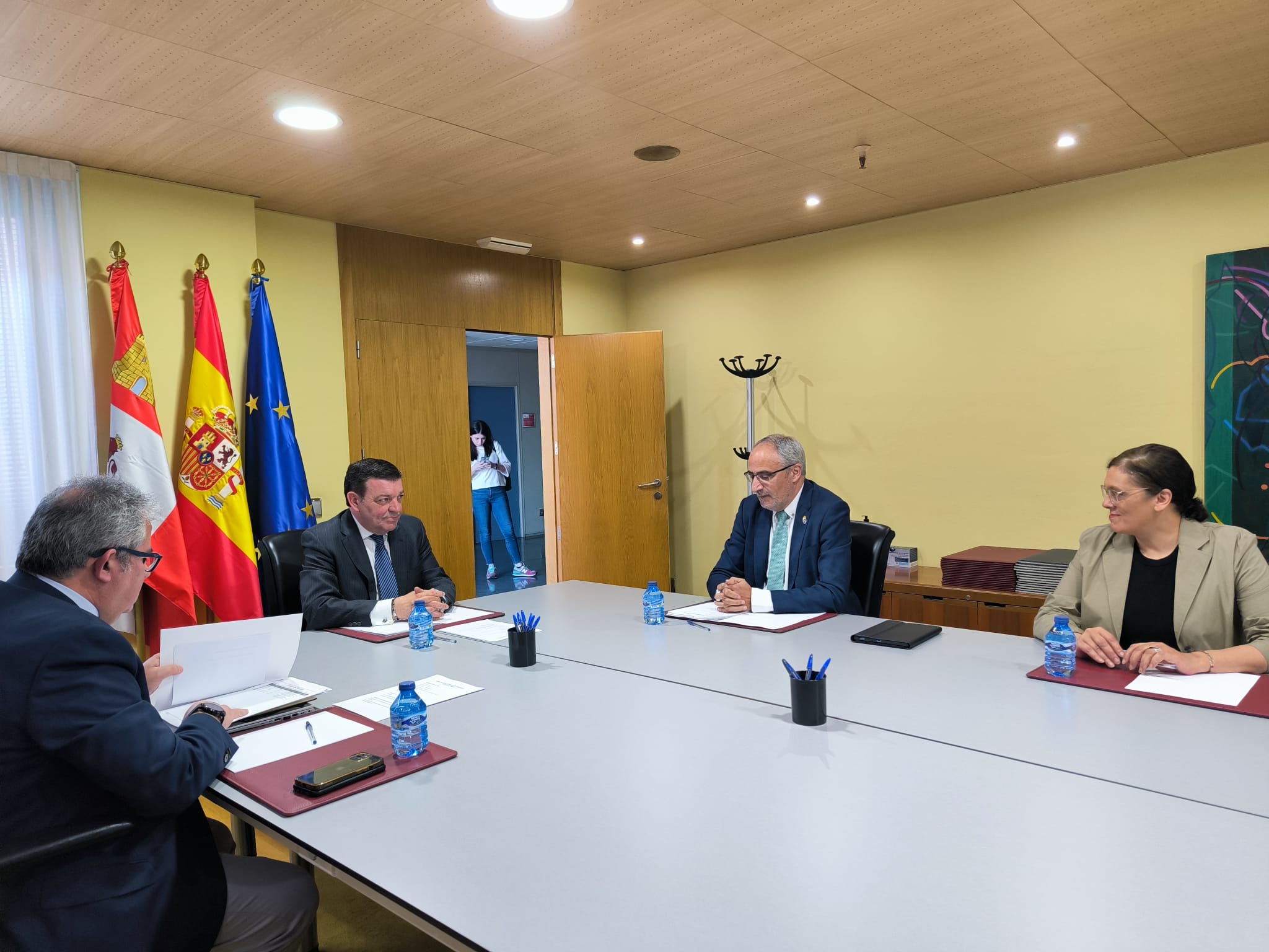 Primera reunión de Olegario Ramón con el consejero de Presidencia de la Junta. 
