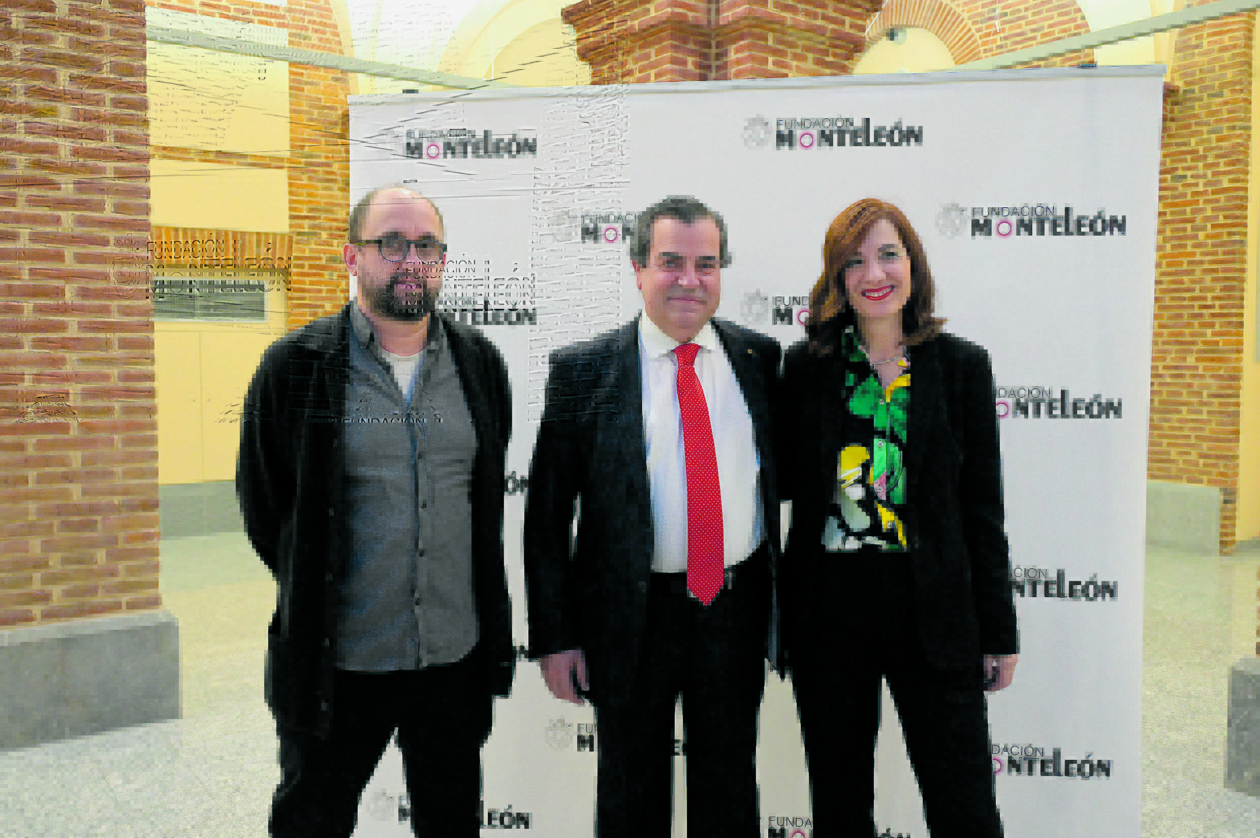 El presidente de la Fundación MonteLeón con dos de los ganadores del año pasado. | MAURICIO PEÑA