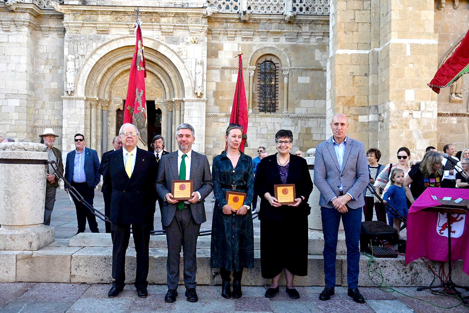 Los tres premiados, Juan Prieto Gómez, Belén Molleda y Ana María Cauce, posan junto al alcalde y representantes de Amigos de los Decreta. | SAÚL ARÉN