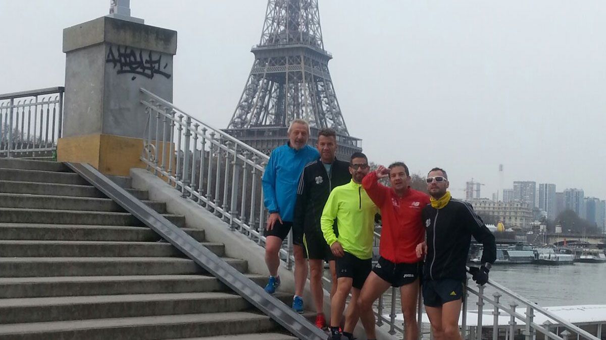 El grupo de atletas del ULE-Chorco a orillas del Sena. | L.N.C.