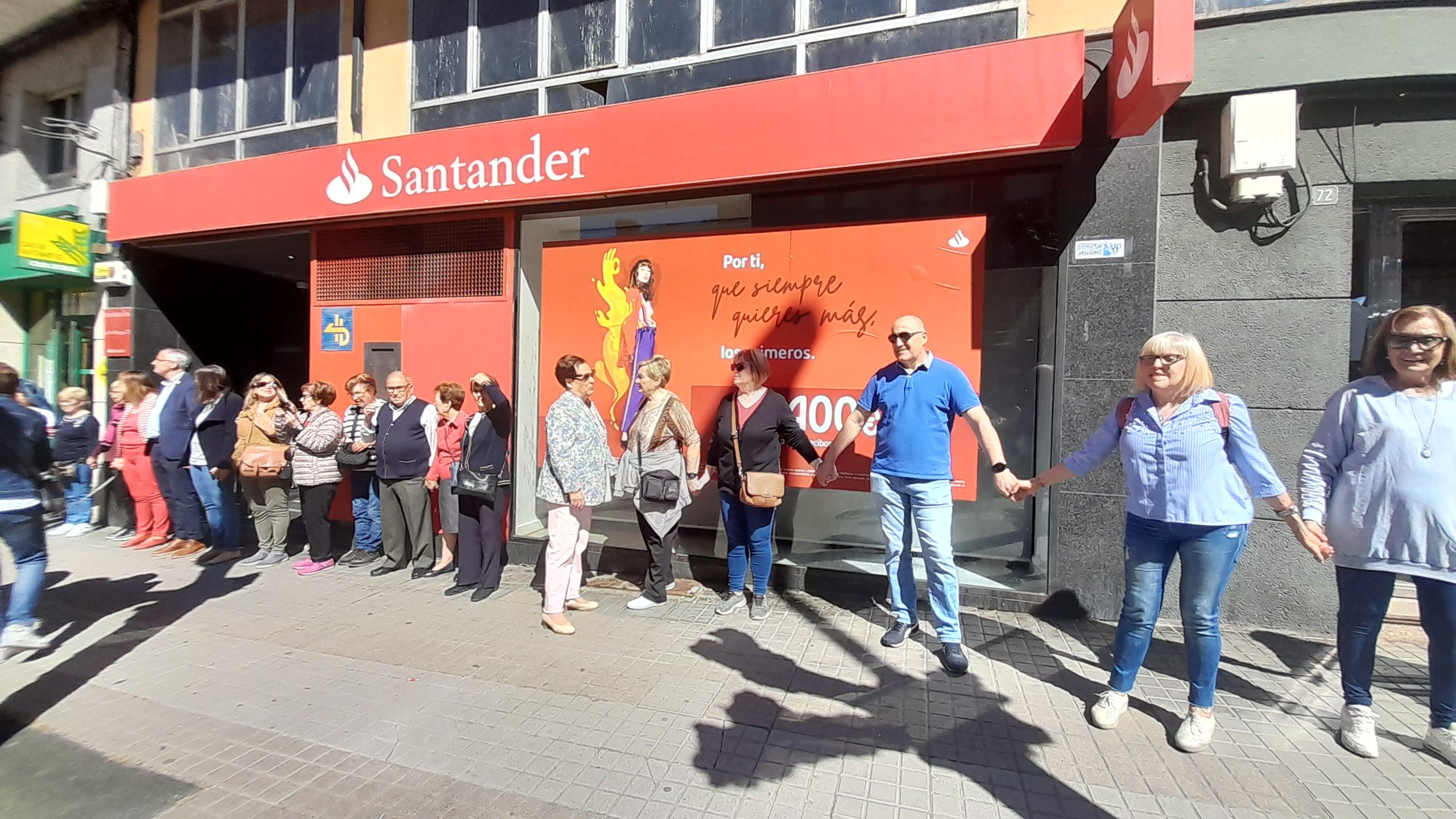 Cadena a las puertas de la sucursal que cierra. | MAR IGLESIAS