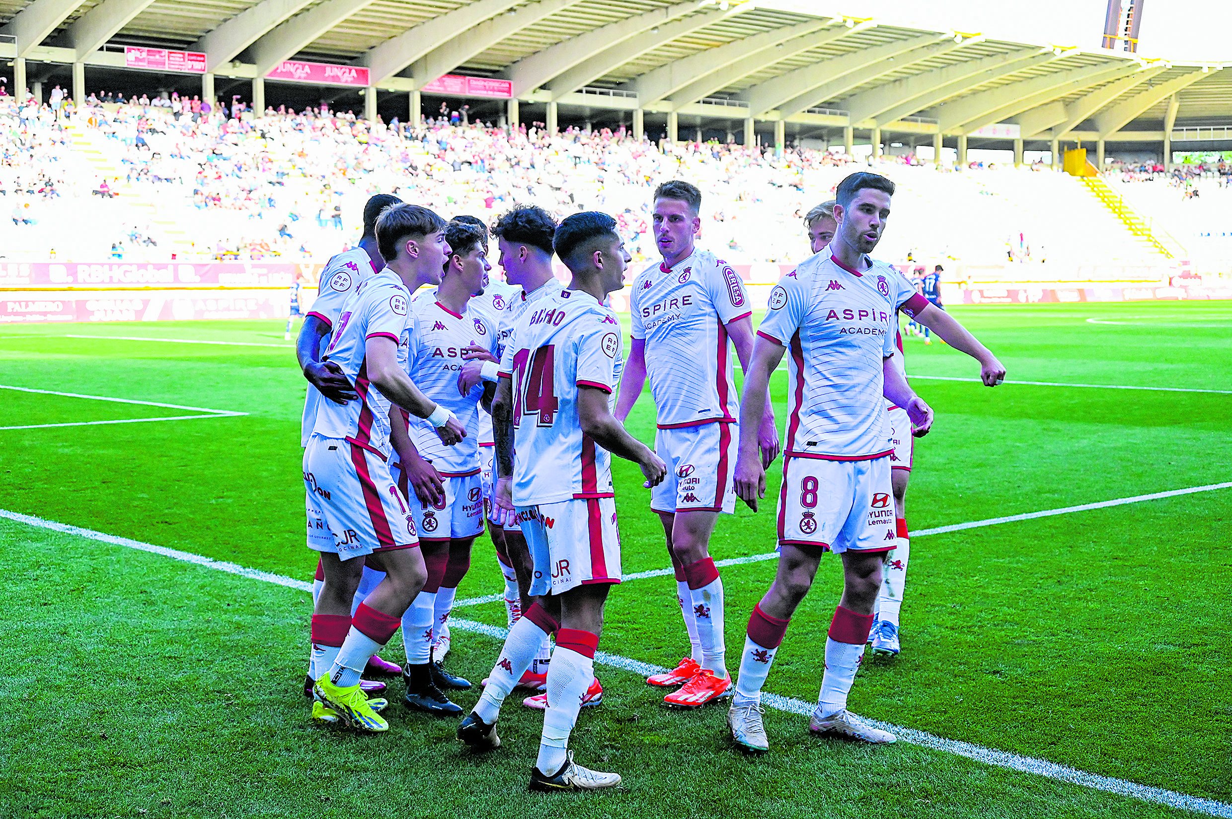Los jugadores de la Cultural celebran uno de los goles contra la Real B en el Reino. | SAÚL ARÉN
