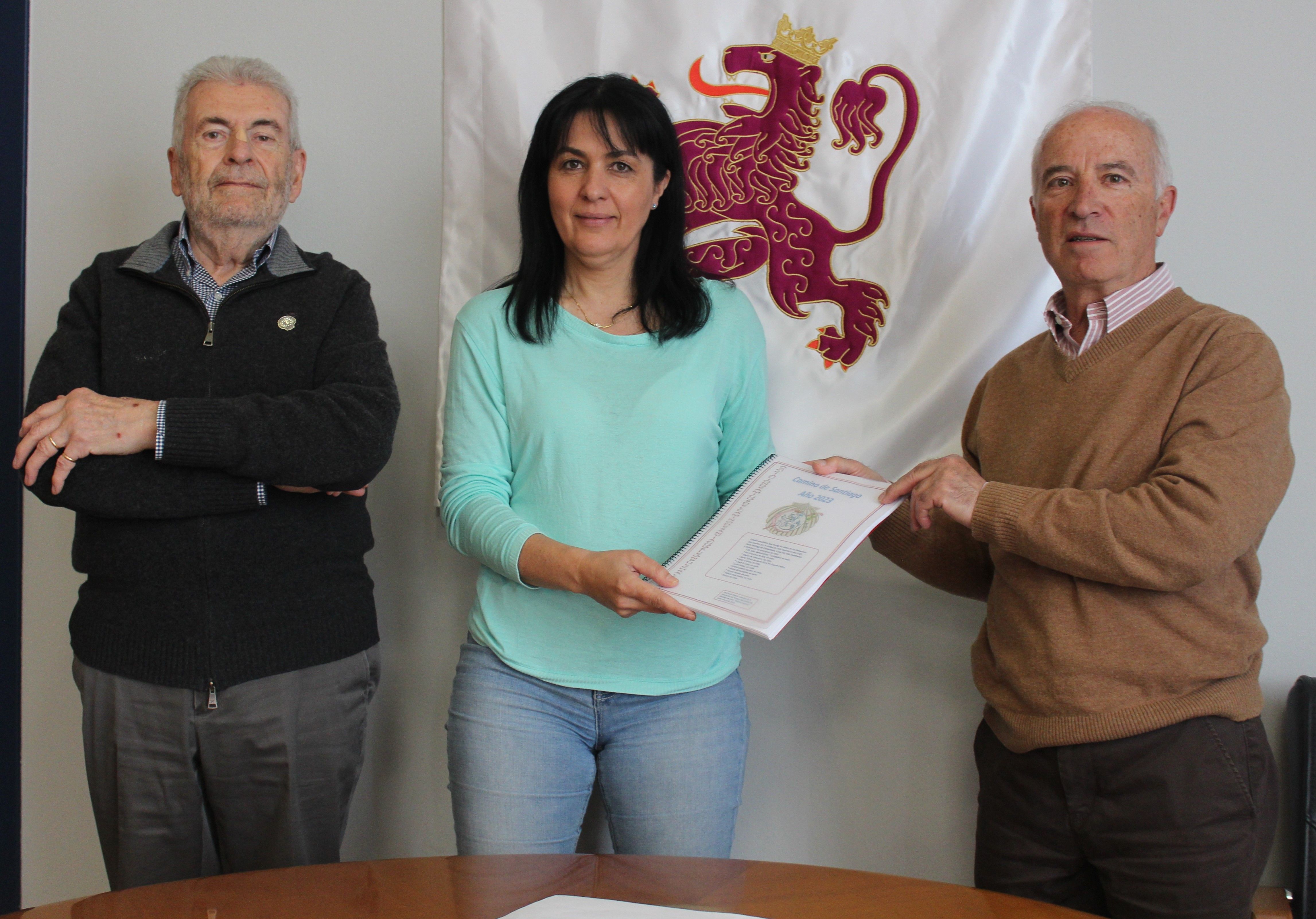 Ana Caurel, recibe el informe de balance de la Asociación de Amigos del Camino de Santiago ‘Pulchra Leonina’. | L.N.C.