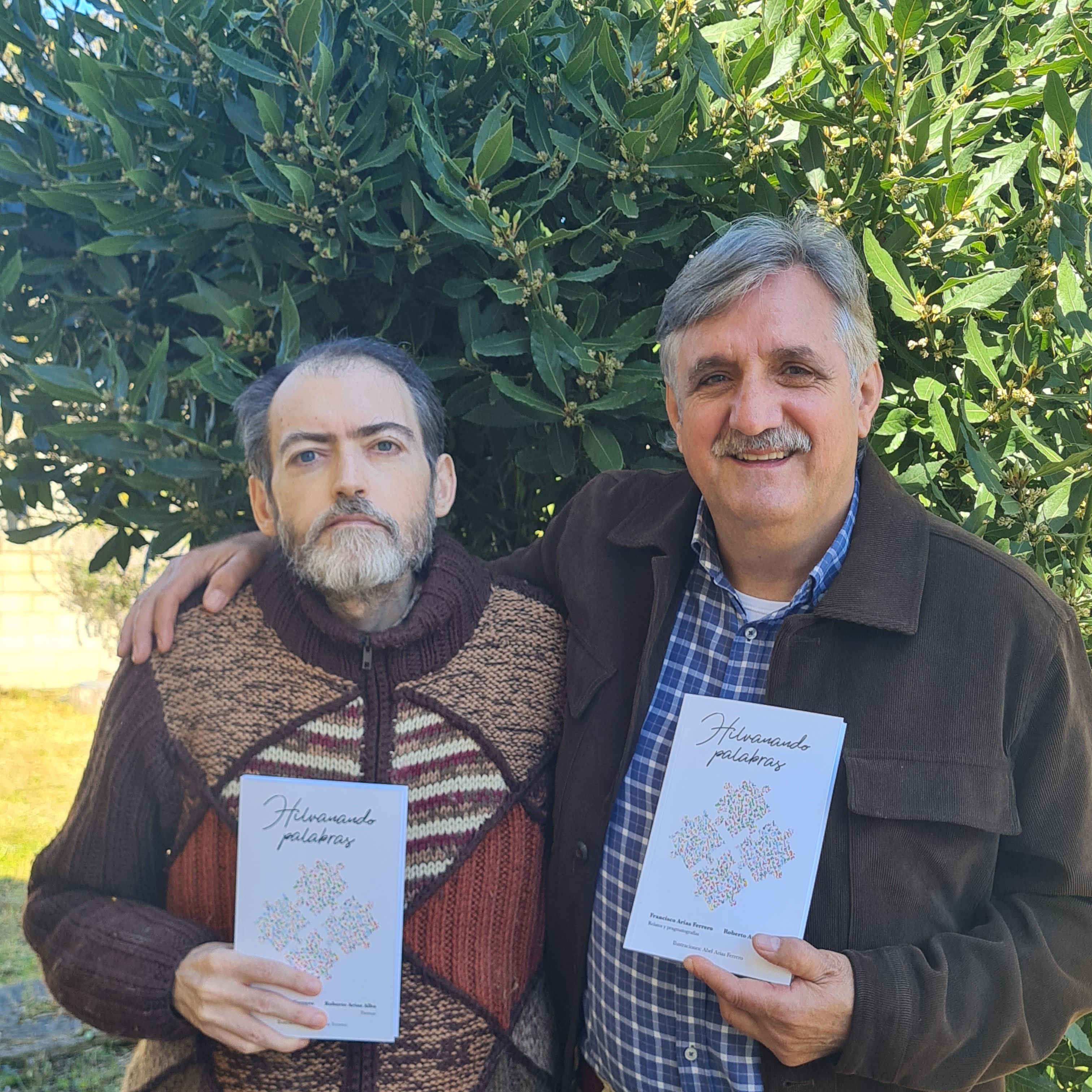 Fotografía de los dos autores con su libro entre las manos. 