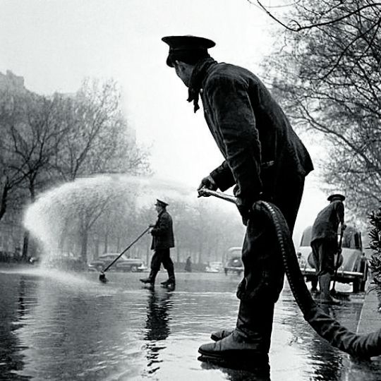 Imagen catala roca operario regando madrid 195311