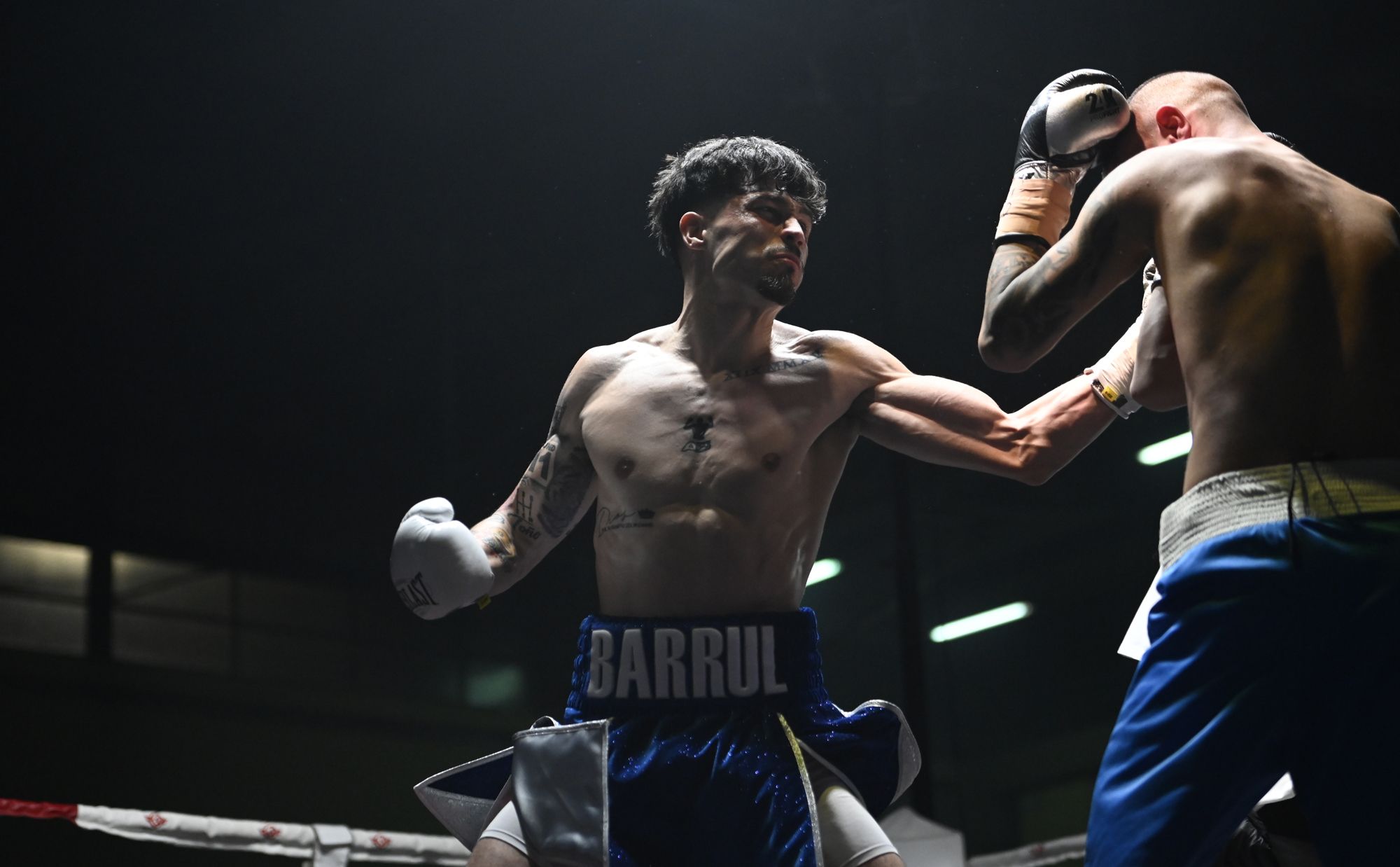 Barrul golpea a su rival durante su último combate en León. | SAÚL ARÉN