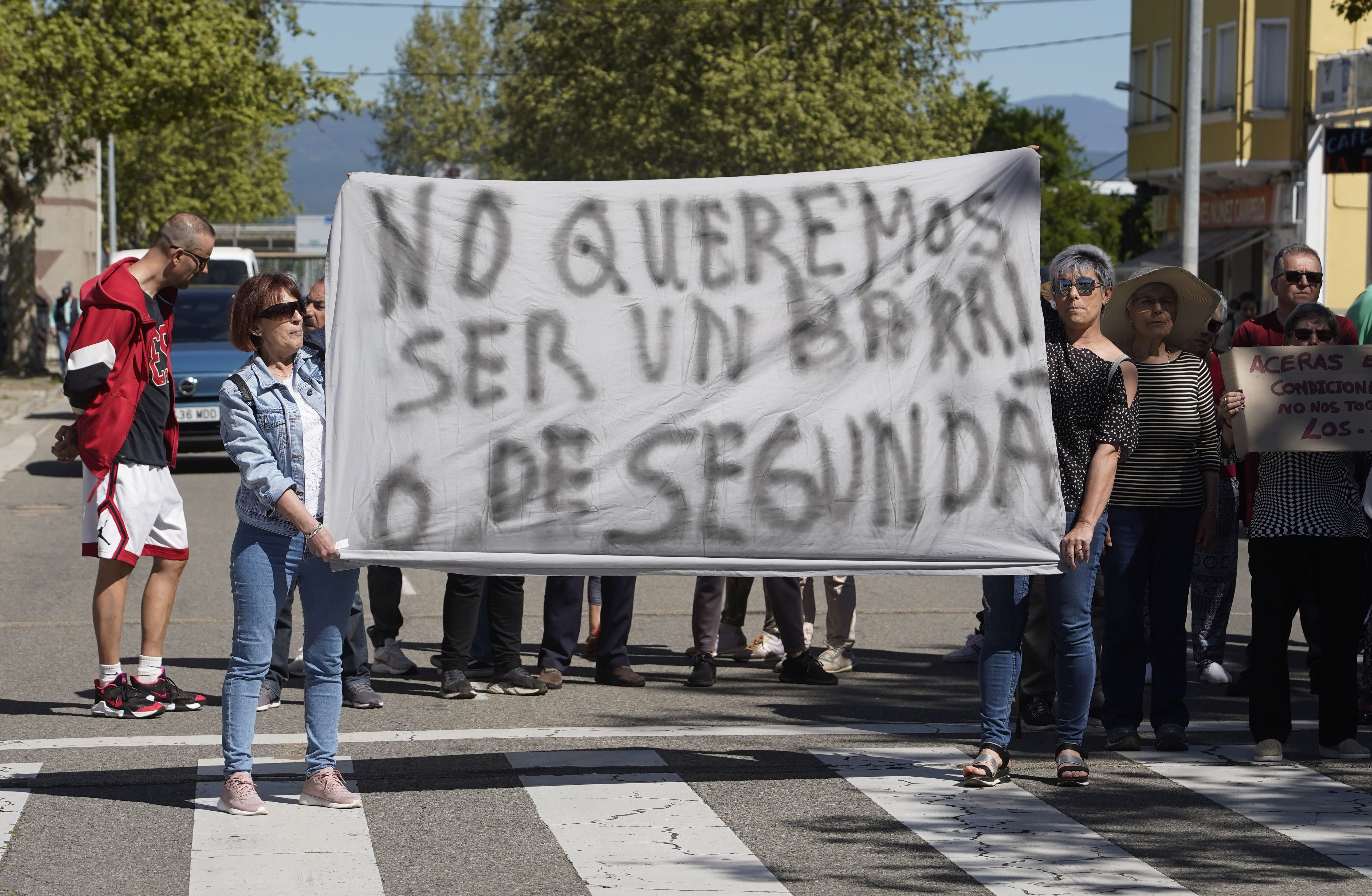 Protesta de los vecinos de la pedanía ponferradina de Columbrianos. | César Sánchez (Ical)