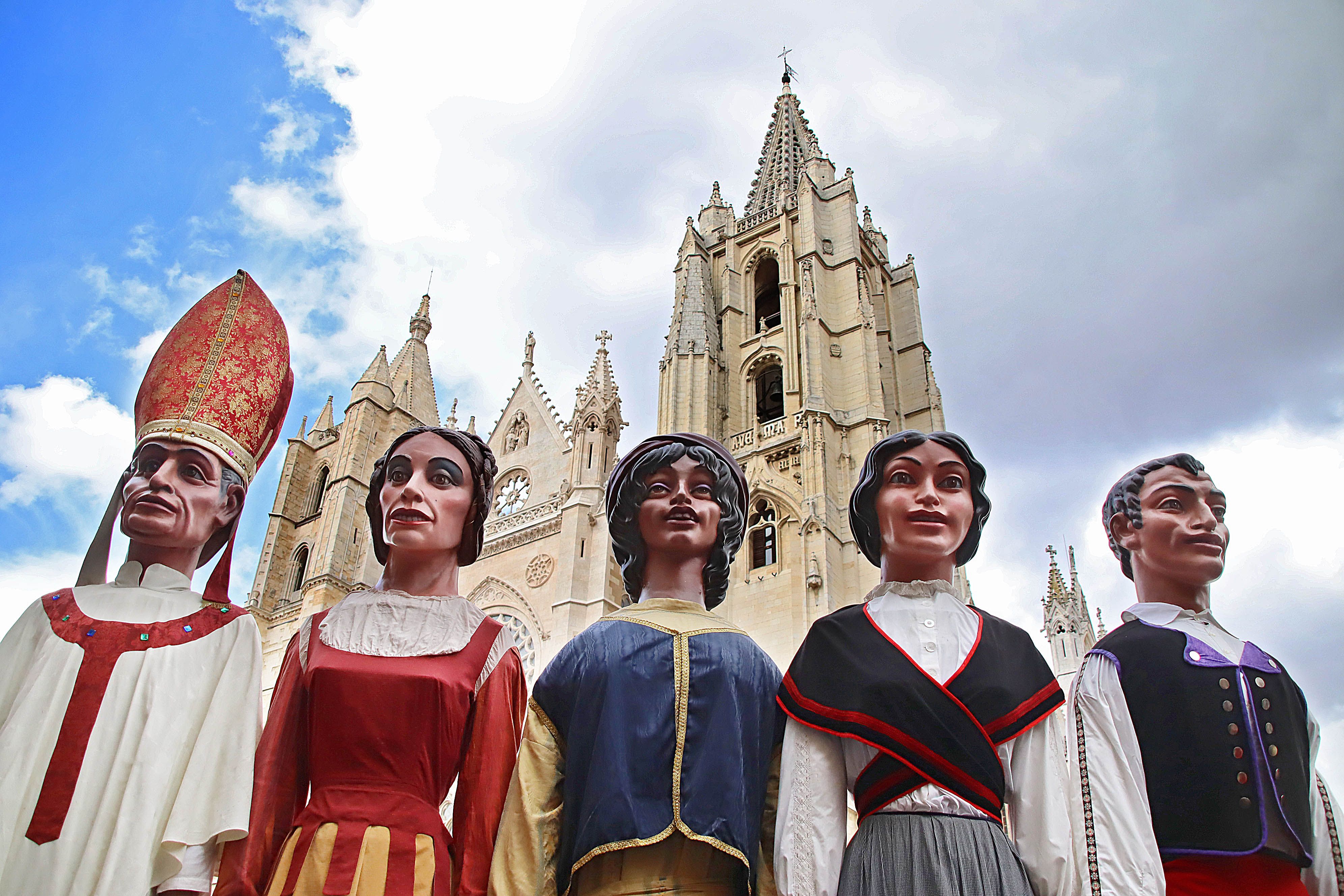 Imagen de archivo de un desfile de gigantes y cabezudos en las fiestas de San Juan y San Pedro. | PEIO GARCÍA (ICAL)
