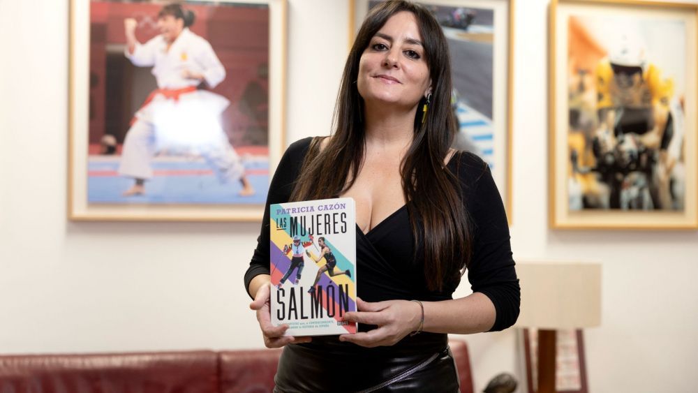 Patricia Cazón, con la portada de ‘Las mujeres salmón’.| DAVID ÁLVAREZ ORIHUELA