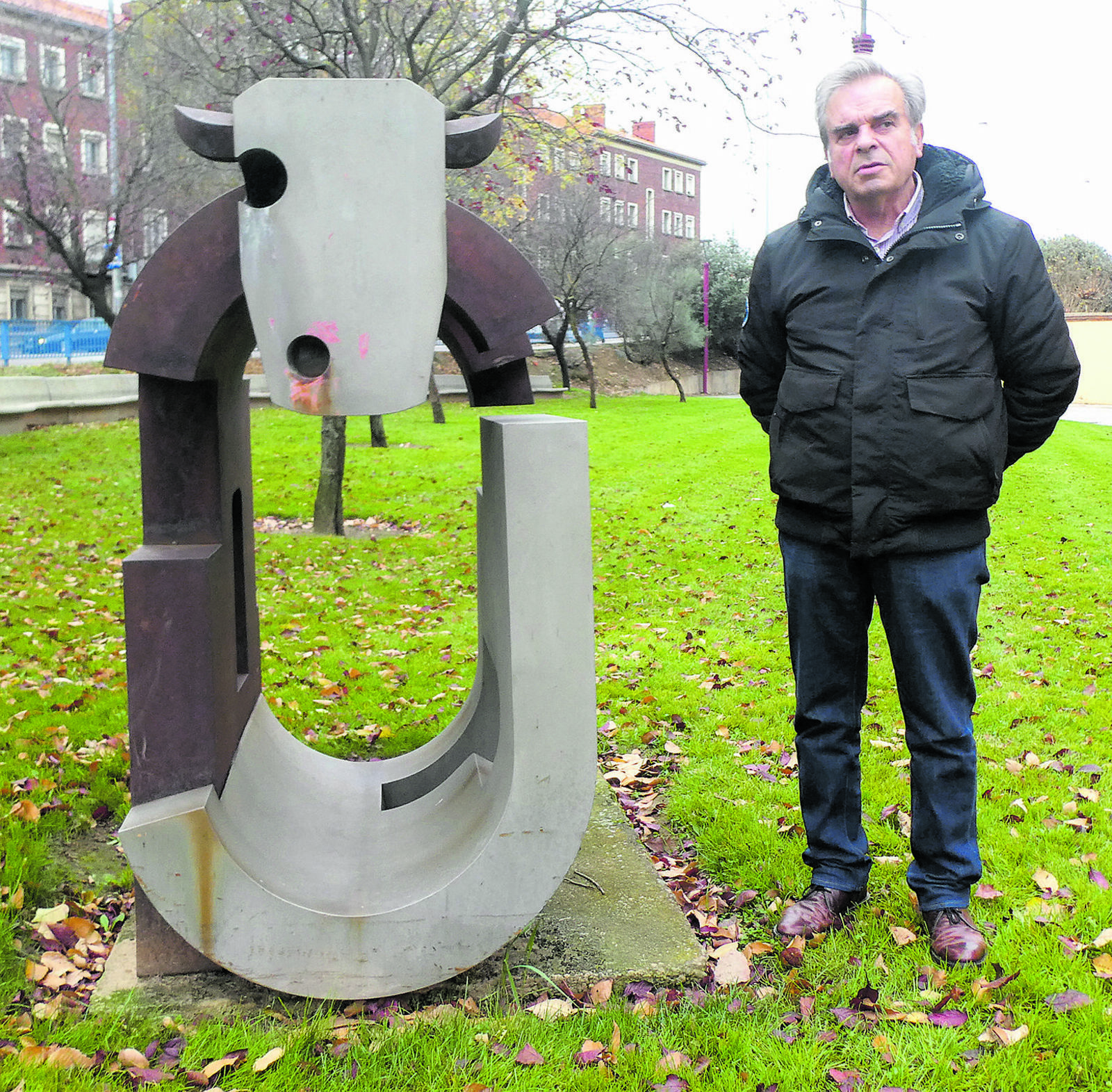 Una escultura de muchas lecturas. Dos ‘jotas’... Una de ellas hace el pino. | G.F.C.