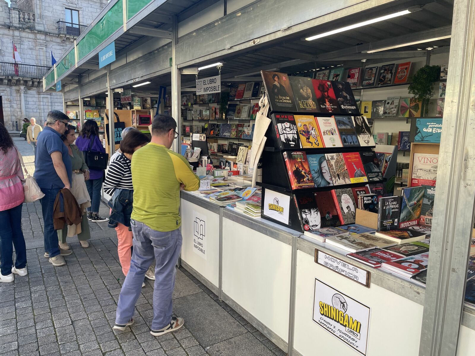 La Feria del Libro de Ponferrada, en la plaza del Ayuntamiento. | J.F. La Feria del Libro de Ponferrada, en la plaza del Ayuntamiento. | J.F.