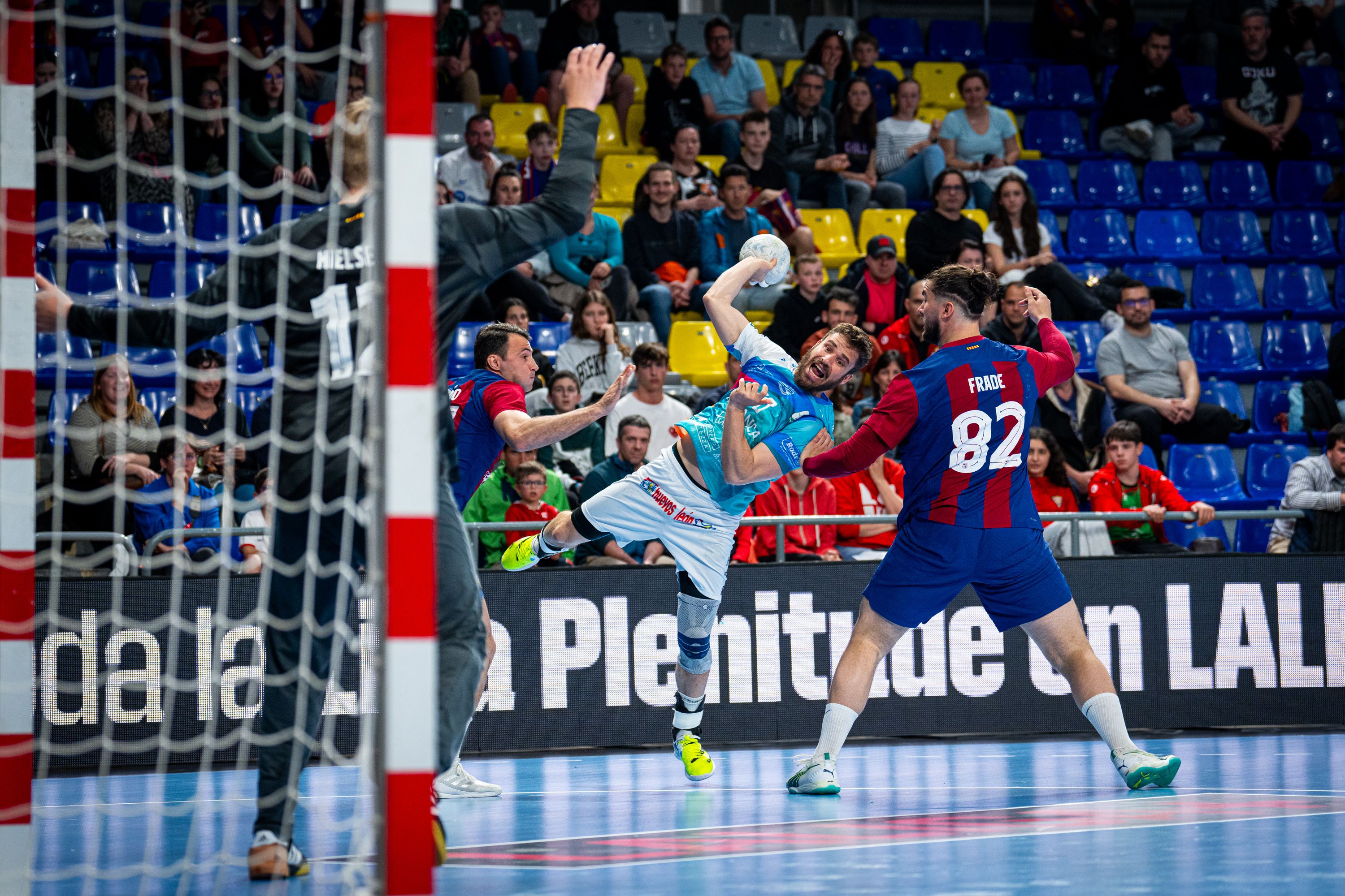 Rodrigo intenta batir a Nielsen. | FCBHANDBOL