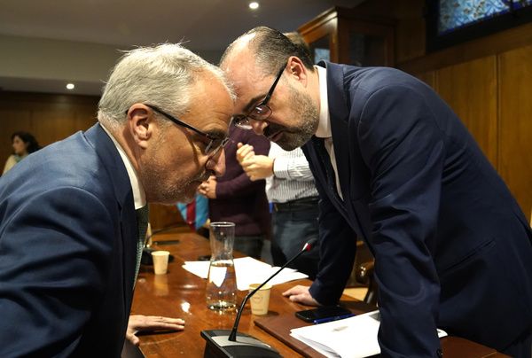Confidencias entre Olegario Ramón y Marco Morala antes de iniciar el pleno. | ICAL