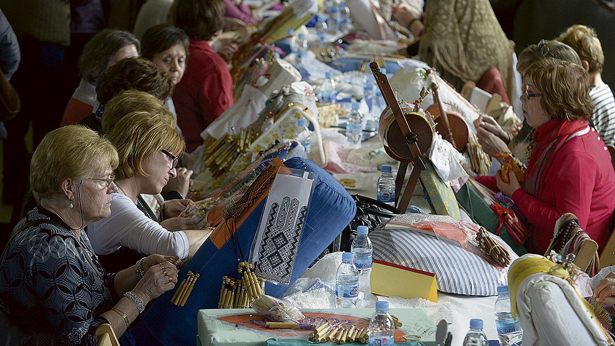 Bolilleras llegadas desde diversas provincias de Galicia, Asturias, desde Palencia o Valladolid, hicieron de Hospital la capital del encaje. | MAURICIO PEÑA