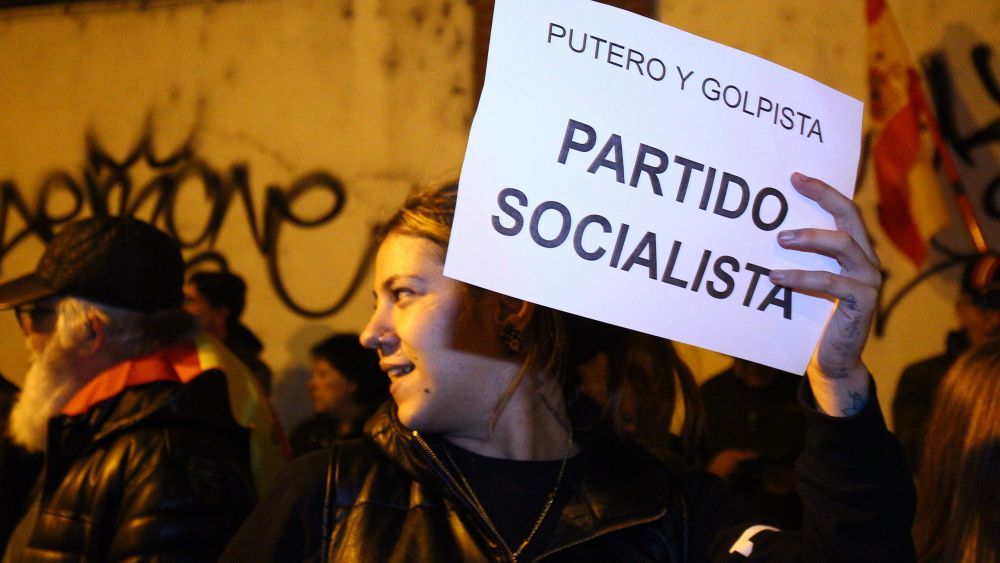 Una de las múltiples protestas a las puertas del PSOE en Ponferrada. | ICAL