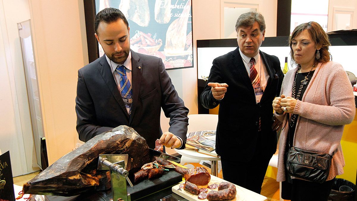 La consejera de Agricultura y Ganadería, Milagros Marcos, asiste a la inauguración del XXX Salón de Gourmets.| ICAL