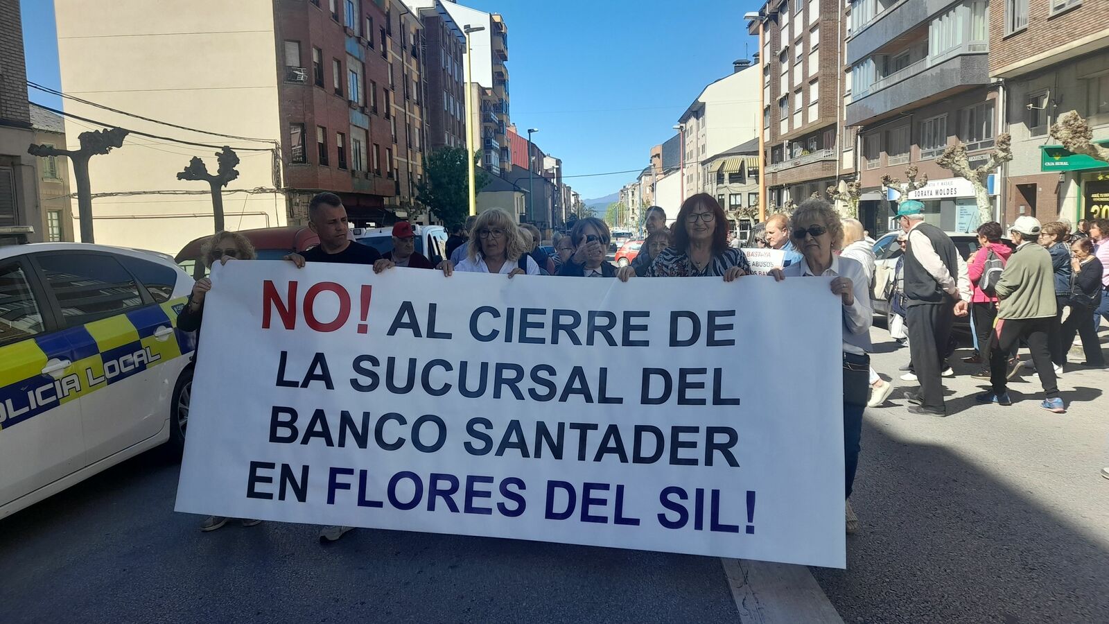 Corte de carretera de los manifestantes en la calle donde se ubica la oficina ya en proceso de desmantelamiento. | MAR IGLESIAS