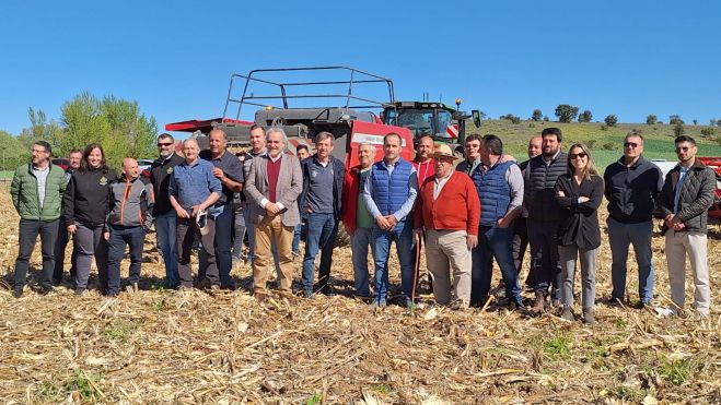 Foto de familia de todos los asistentes a la jornada de este viernes. | L.N.C. Foto de familia de todos los asistentes a la jornada de este viernes. | L.N.C.