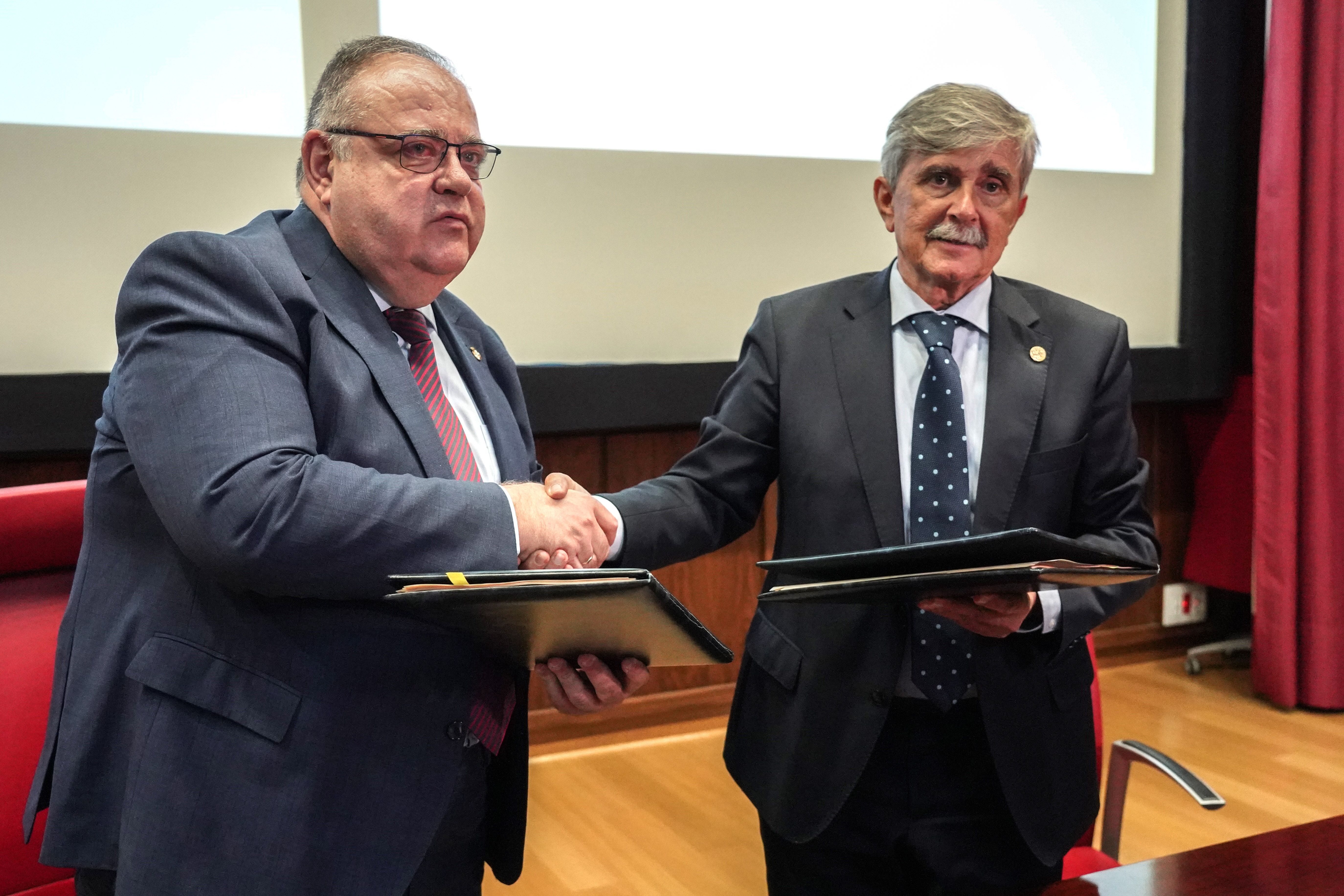 Alejandro Vázquez y Juan Francisco García Marín, tras la firma. | CAMPILLO (ICAL)