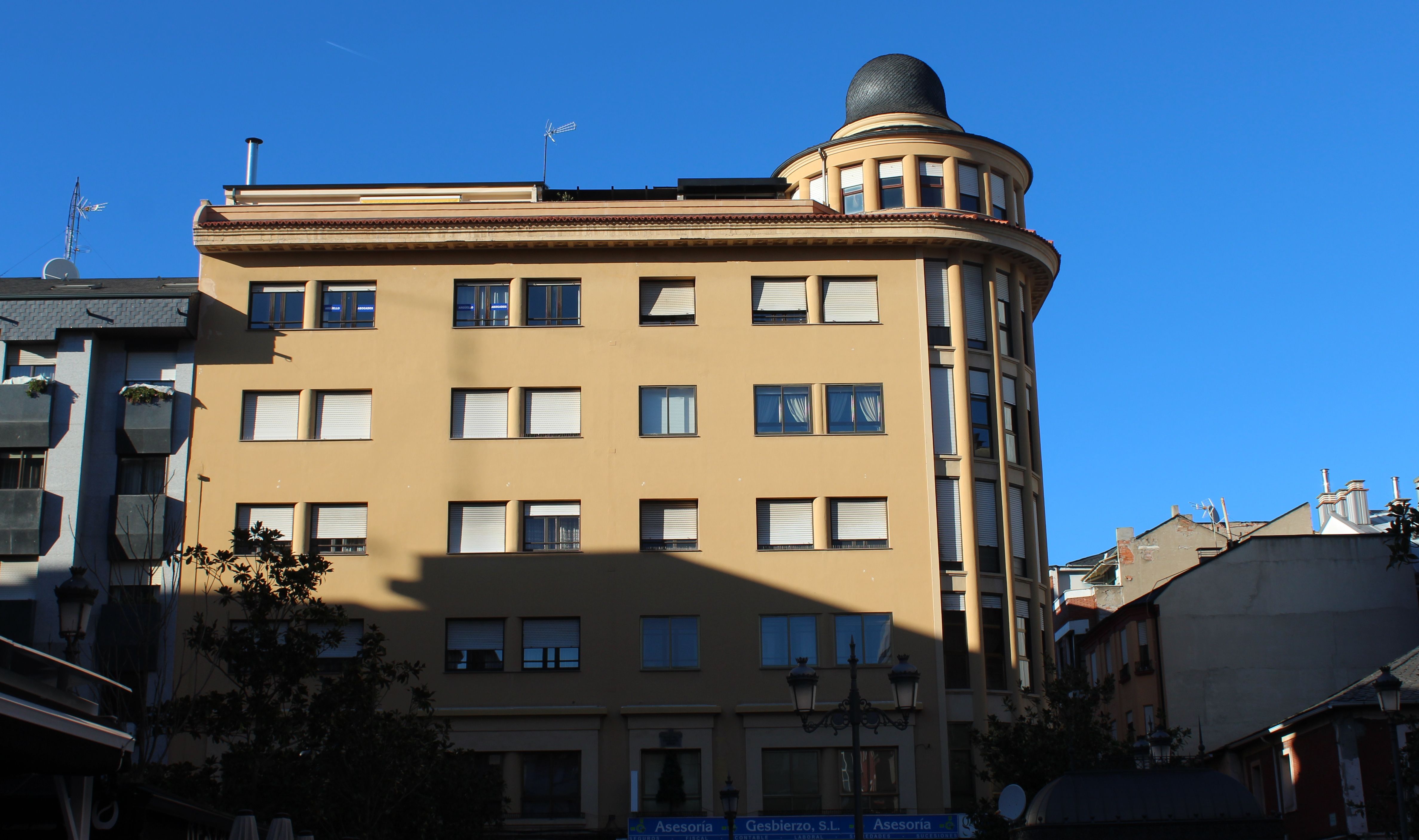 Edificio con chaflán redondeado, con su peculiar torreta, de ahí su nombre de Casa de la Campana.