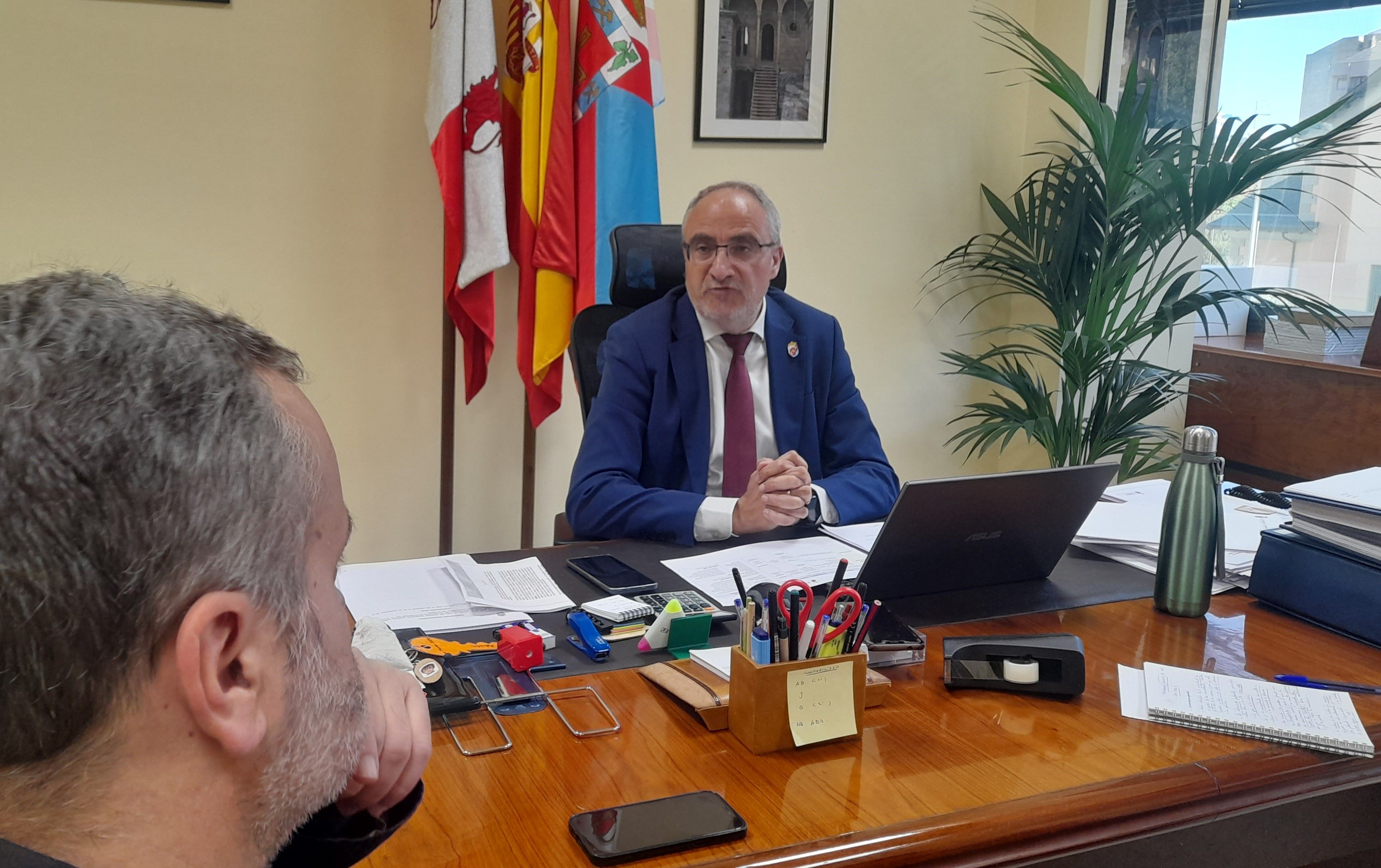 Olegario Ramón en su despacho en el Consejo Comarcal con el director de La Nueva Crónica, David Rubio. | MAR IGLESIAS