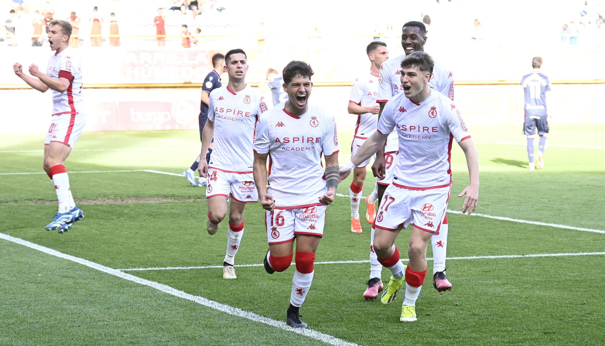 Berto celebra uno de los goles de la Cultural ante la RealB. | SAÚL ARÉN