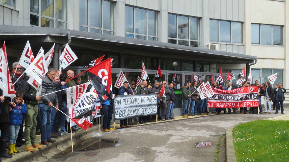 Trabajadores de FCC se concentraron este lunes a las puertas del campus antes de la reunión de las partes con el Serla. | L.N.C.