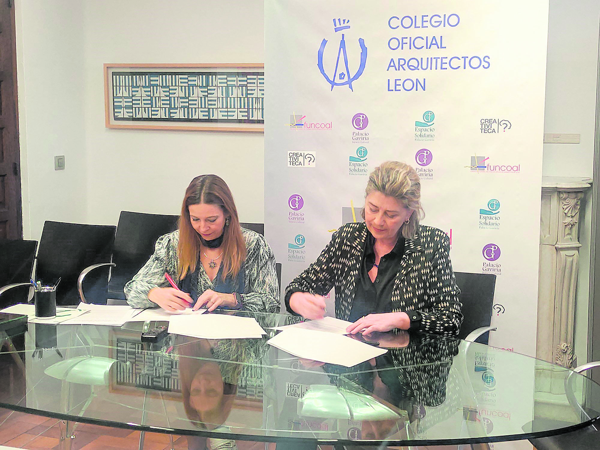 Eva Testa y Marina Sánchez durante la firma del acuerdo de colaboración entre ambas entidades. | COAL
