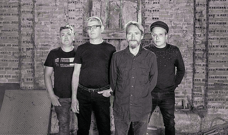 Los cuatro integrantes de la actual formación del veterano grupo leonés Los Positivos.