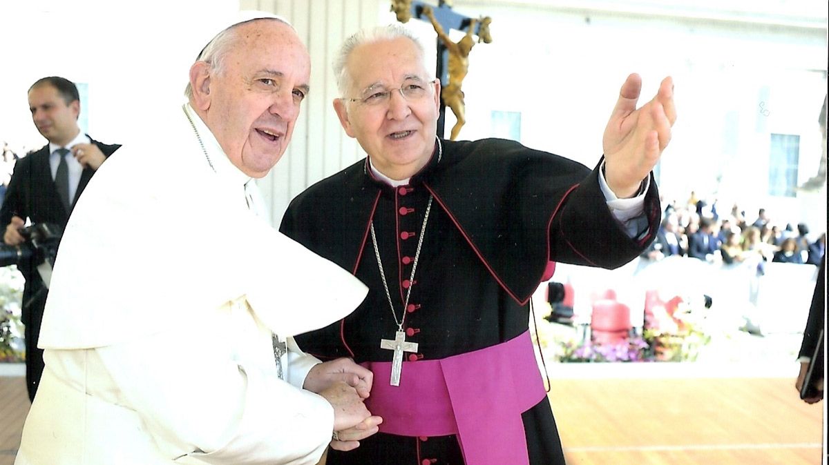 El Papa Francisco saludó al Obispo de León, Julián López. | L’OSSERVATORE ROMANO