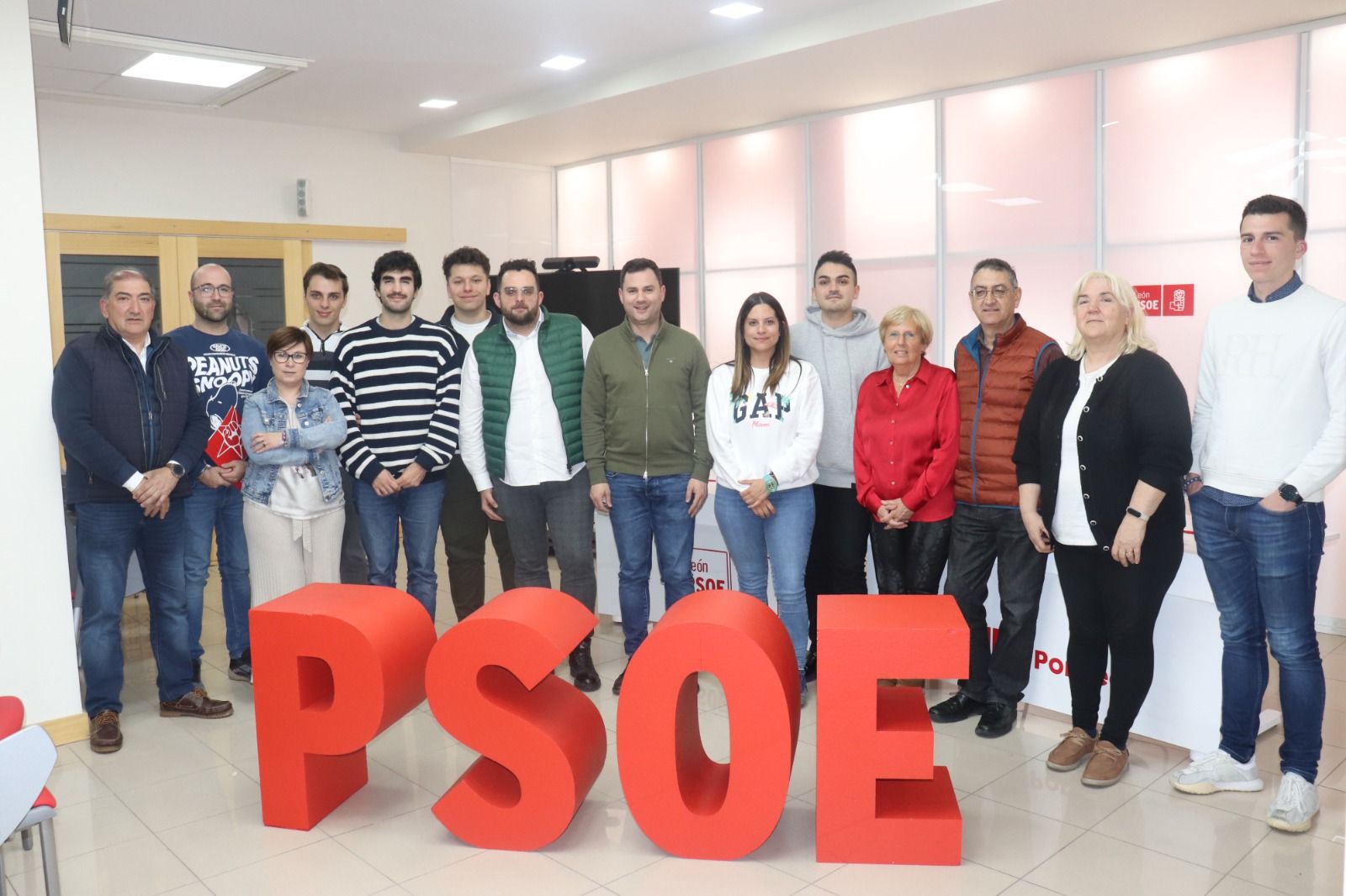 Representantes del PSOE y Juventudes Socialistas en León. | L.N.C.