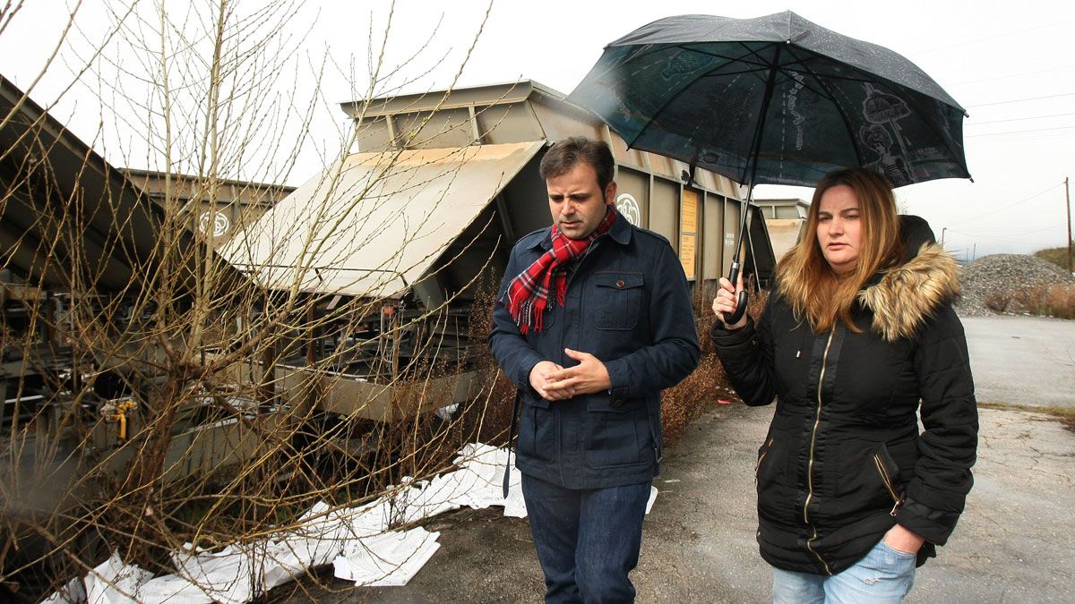 Tino Rodríguez y Gloria Acevedo visitaron la línea del 'Ponfeblino'. | CÉSAR SÁNCHEZ (ICAL)