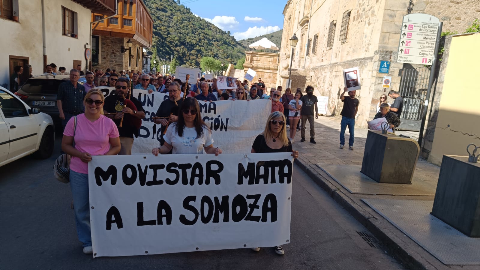 Movilización en Villafranca del Bierzo para reclamar unas conexiones dignas. 