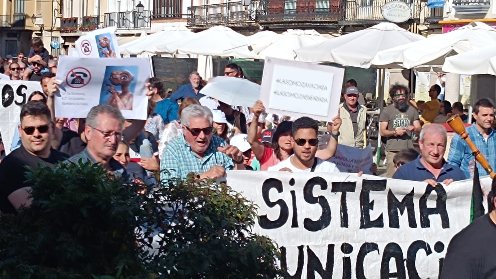 Una de las manifestaciones que tuvo que hacer La Somoza para pedir no quedar aislada de la telefonía.