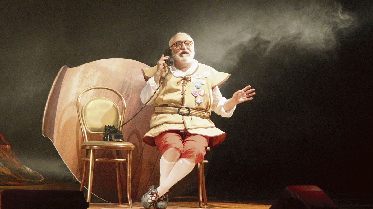 Moncho Borrajo en un momento del espectáculo con el que este viernes llega al Auditorio de León, ‘Moncho Panza’. Moncho Borrajo en un momento del espectáculo con el que este viernes llega al Auditorio de León, ‘Moncho Panza’.