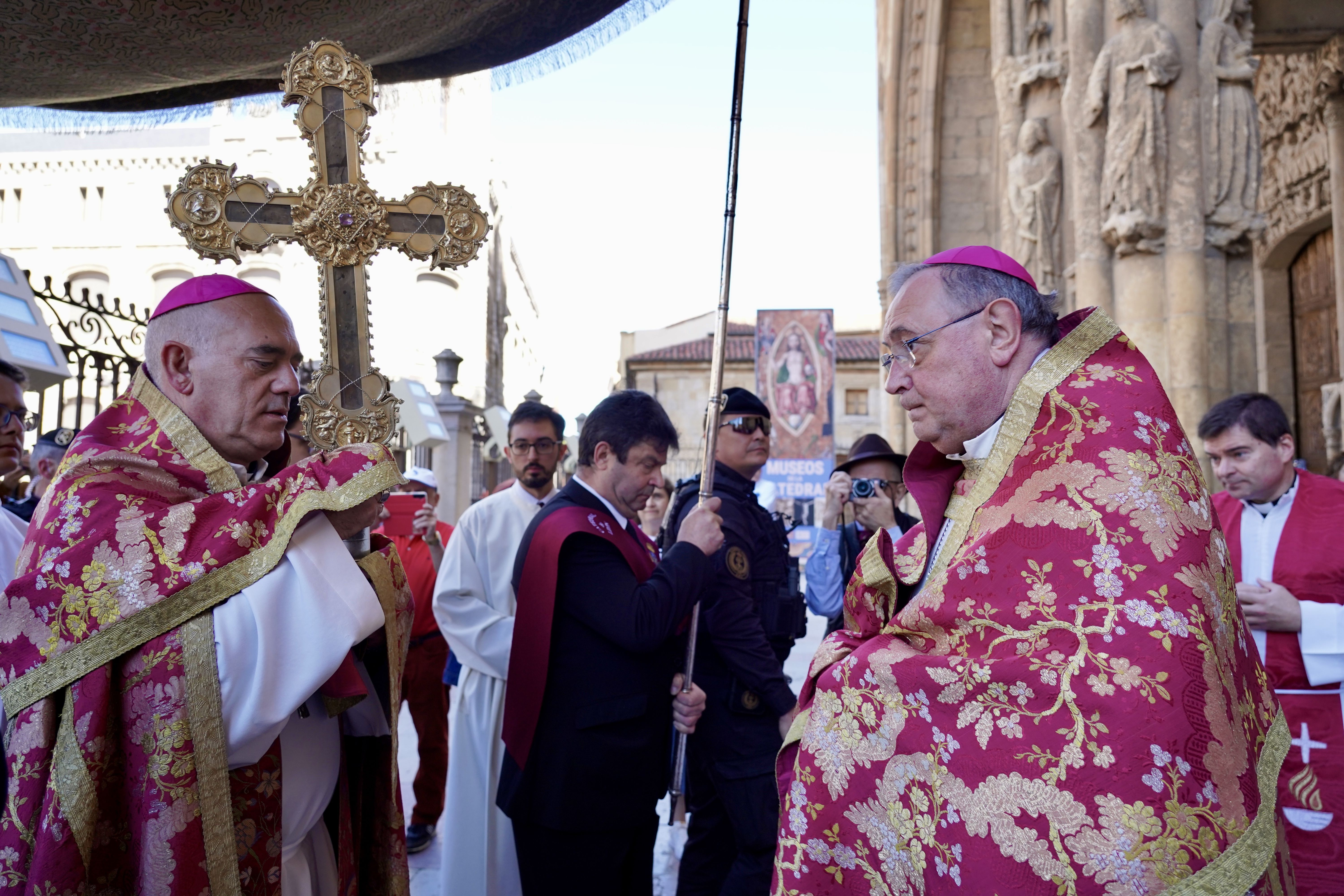 Llegada de la reliquia a la Catedral de León, donde fue recibida por el obispo, Luis Ángel de las Heras, quien presidió el acto de veneración. | CAMPILLO (ICAL)