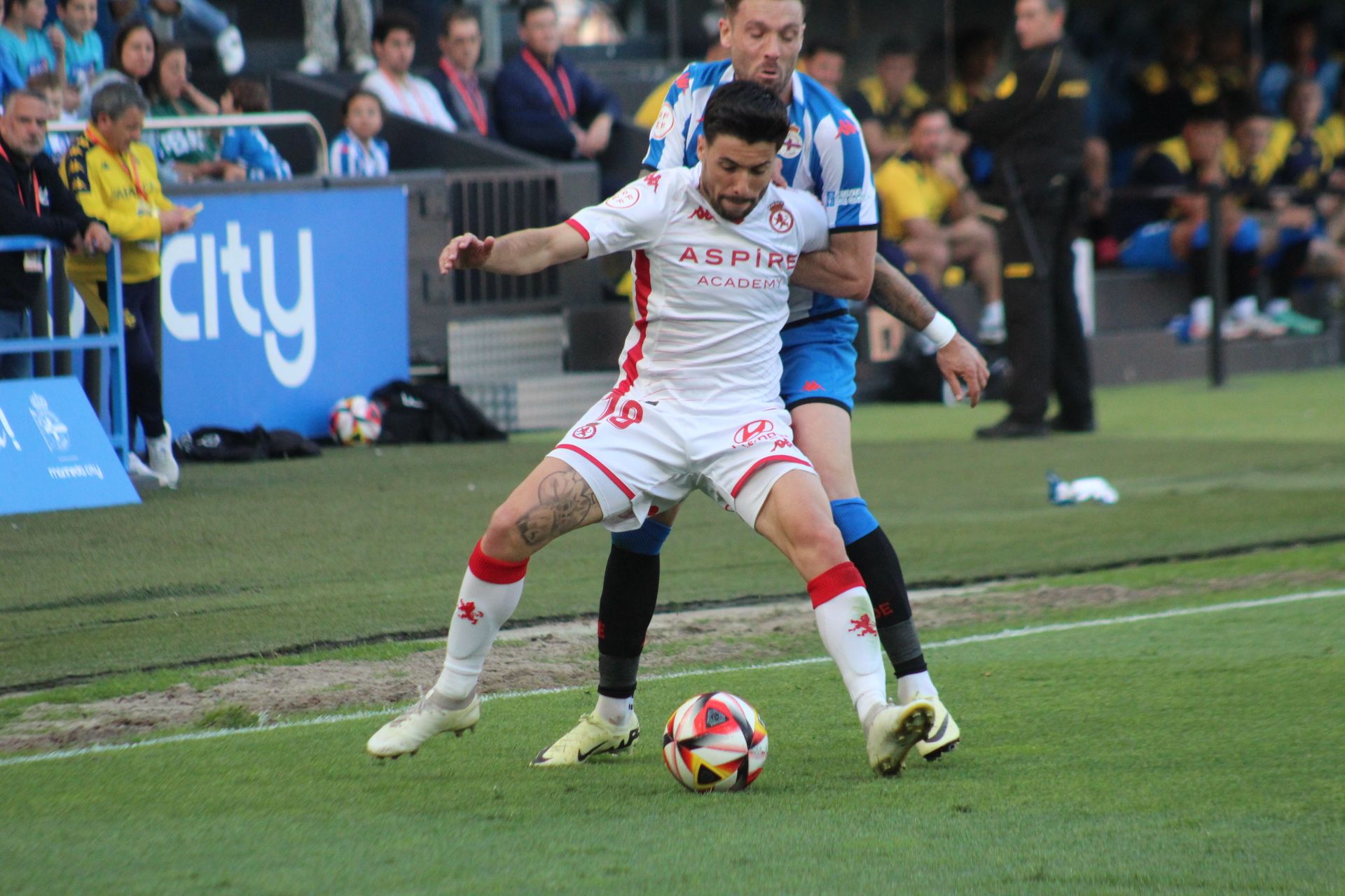 Solar protege el balón ante Lucas Pérez. | ISAAC LLAMAZARES Solar protege el balón ante Lucas Pérez. | ISAAC LLAMAZARES
