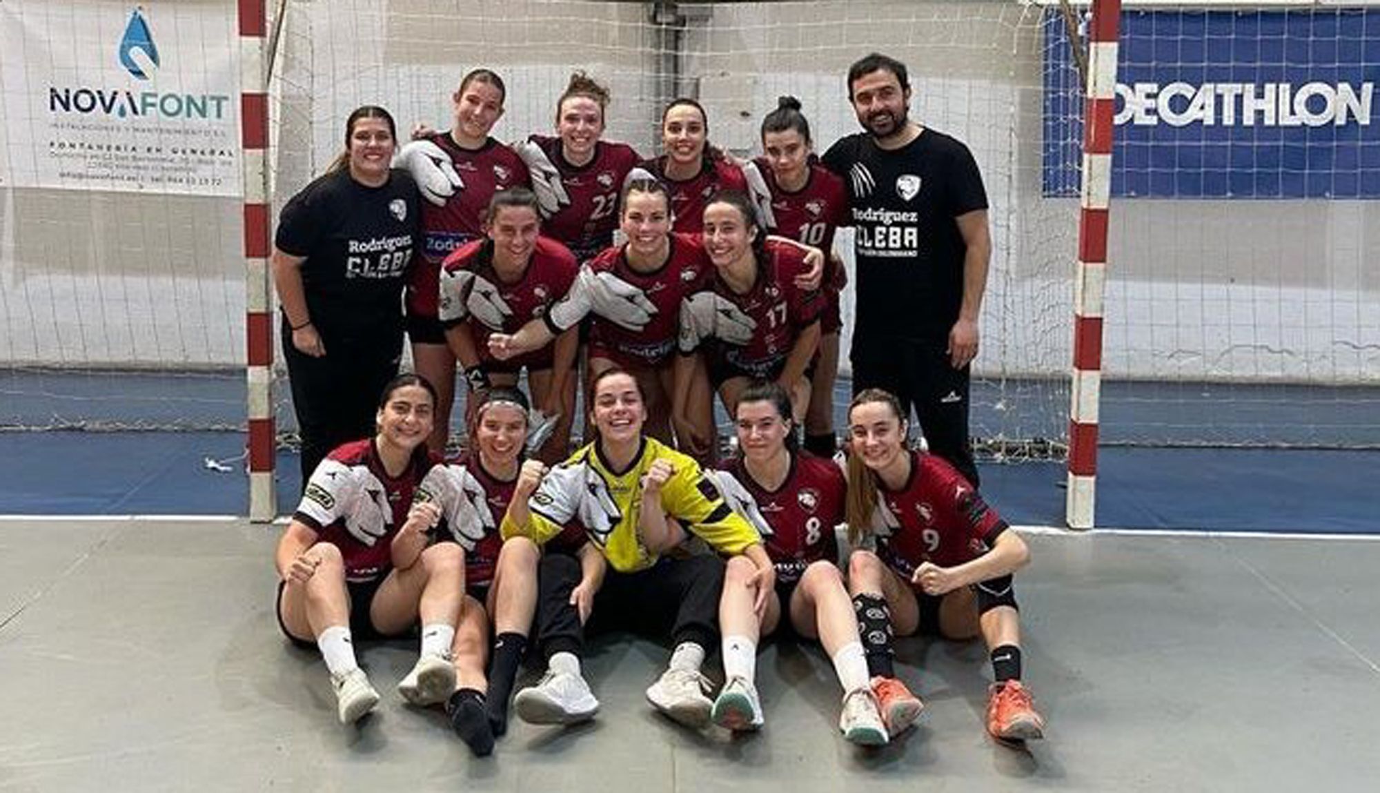 La plantilla del Cleba festeja la salvación en Almassora. | RODRIGUEZCLEBA