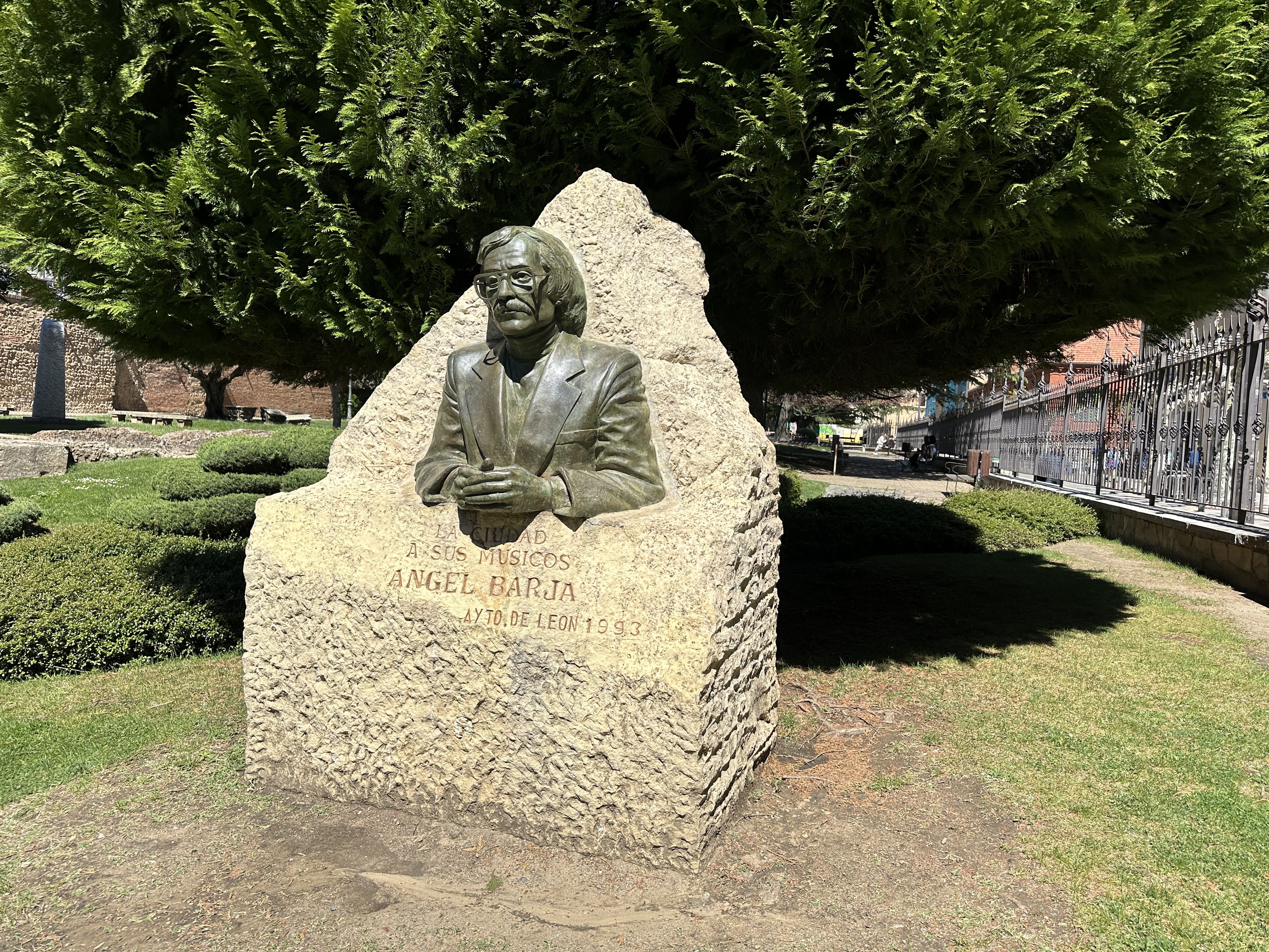 Monumento a Ángel Barja en el parque del Cid. | LN.C.