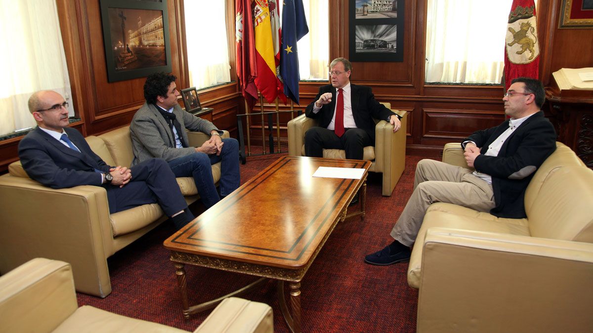 Un momento de la reunión mantenida este martes en el Ayuntamiento de León. | CÉSAR